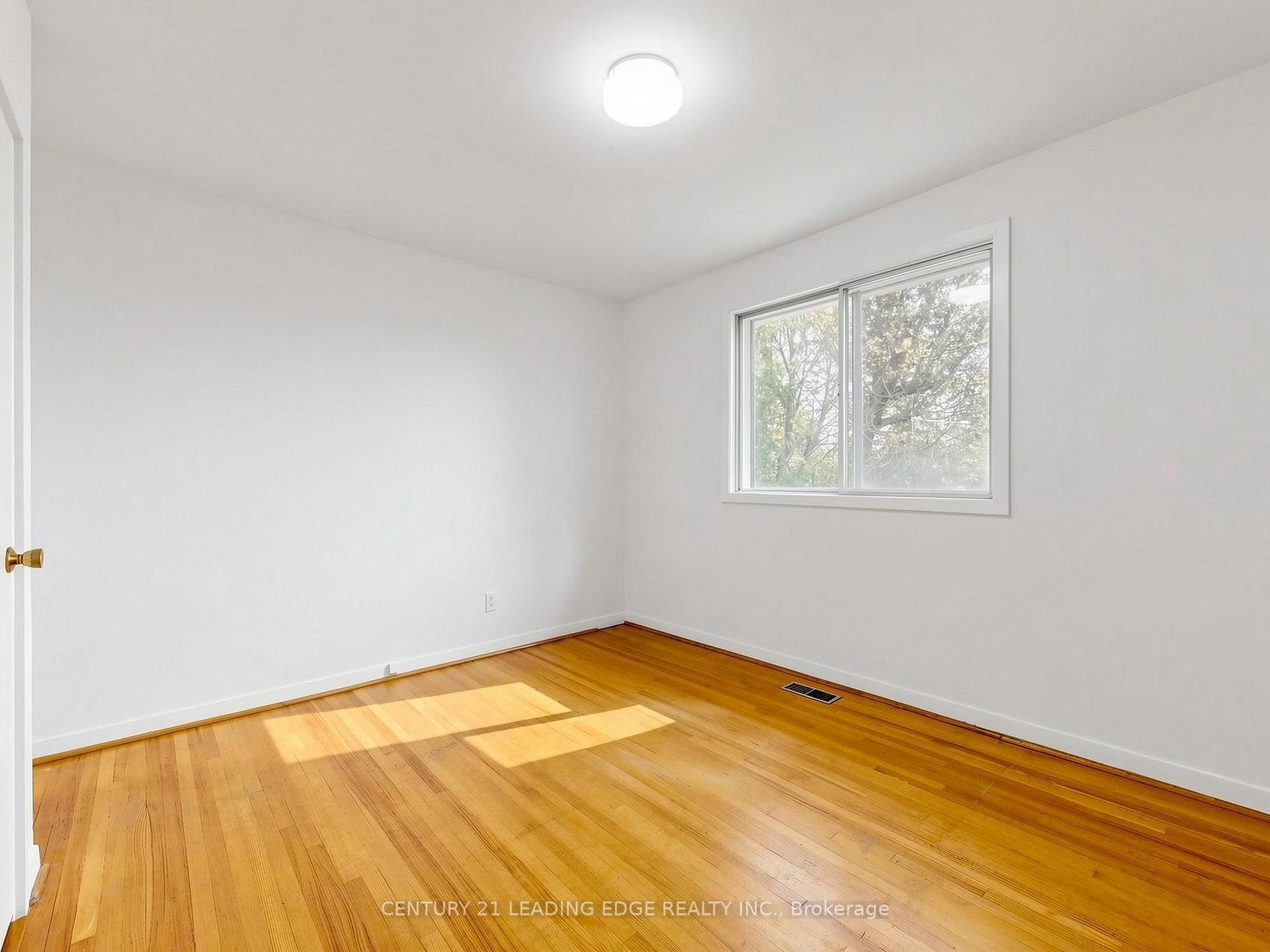 Photo 32 of 219 Lynedock Crescent, North York, Parkwoods-Donalda — HOMEH