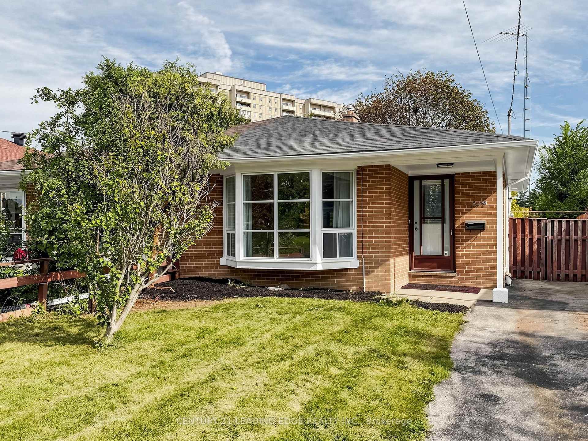 Photo 38 of 219 Lynedock Crescent, North York, Parkwoods-Donalda — HOMEH