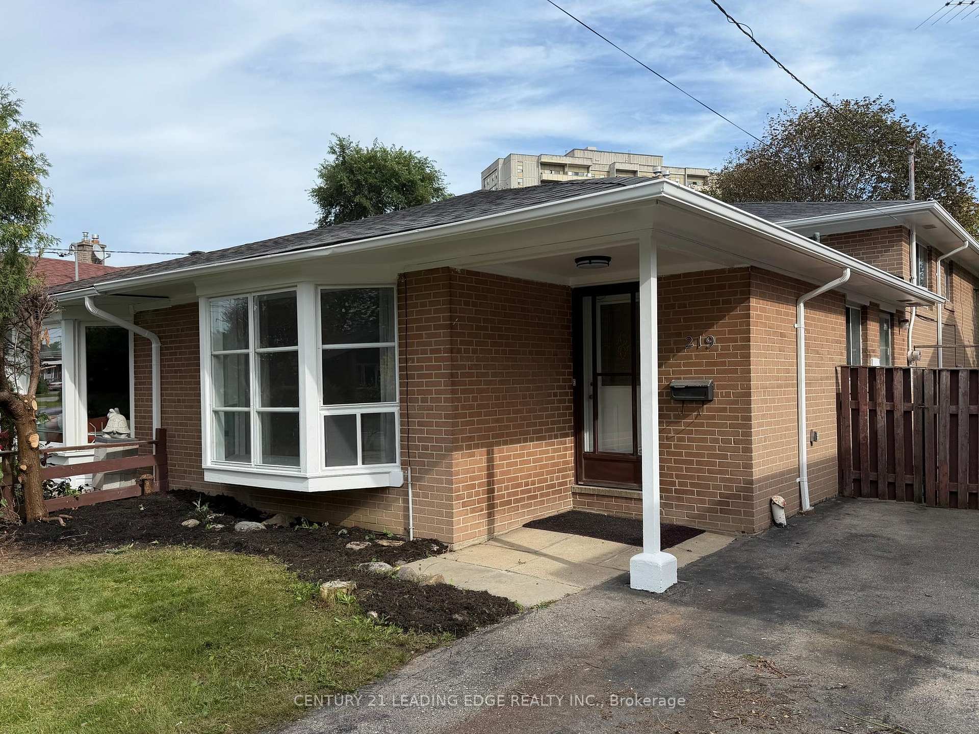Photo 39 of 219 Lynedock Crescent, North York, Parkwoods-Donalda — HOMEH