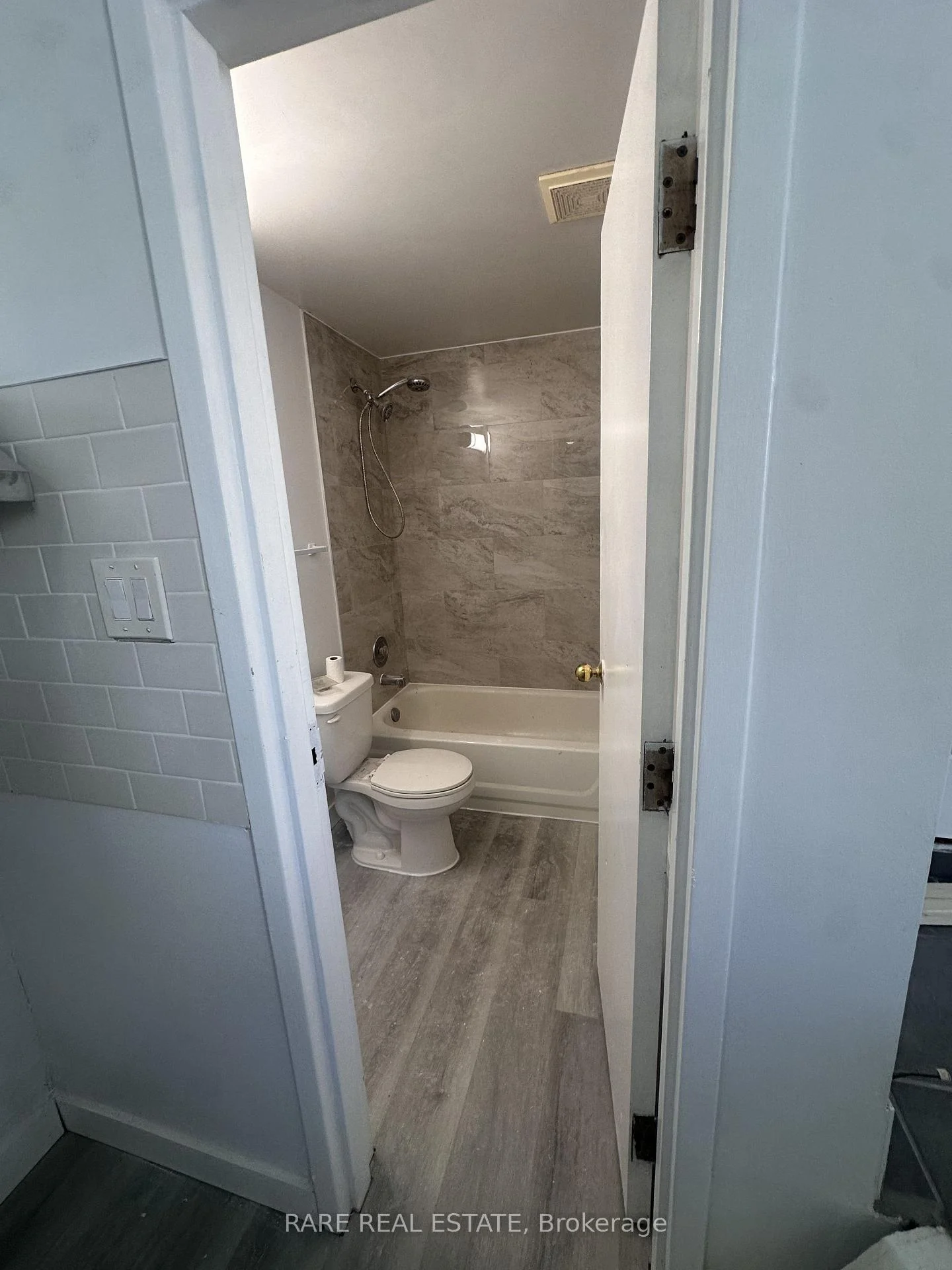 Photo 4 of Unit 5, 120 Spencer Avenue, Toronto, South Parkdale — HOMEH