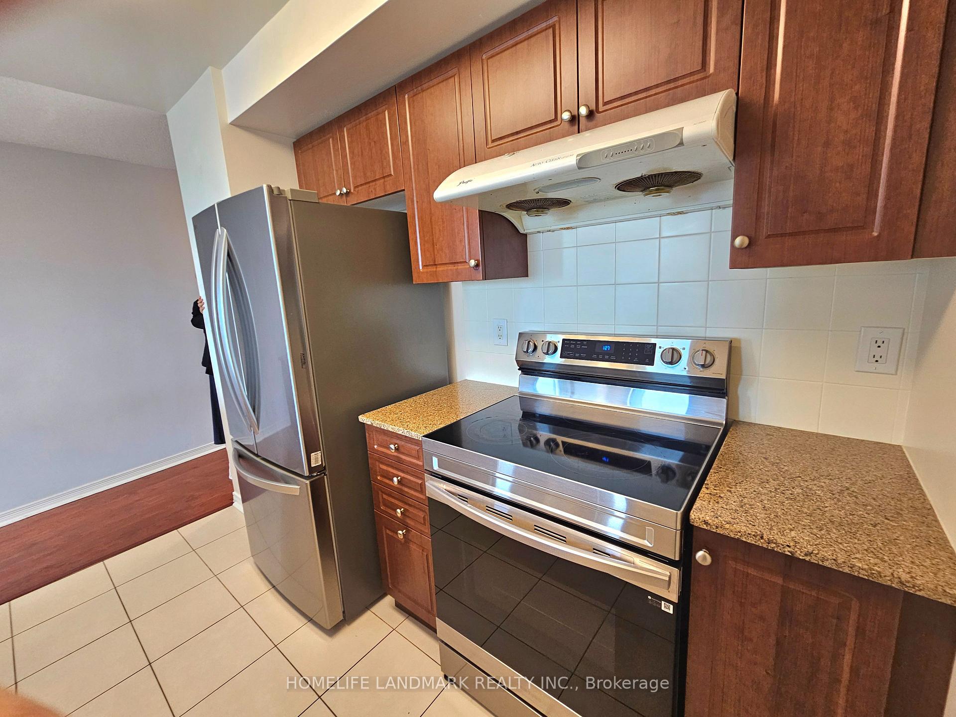 Photo 17 of Unit 812, 503 Beecroft Road, North York, Willowdale West — HOMEH