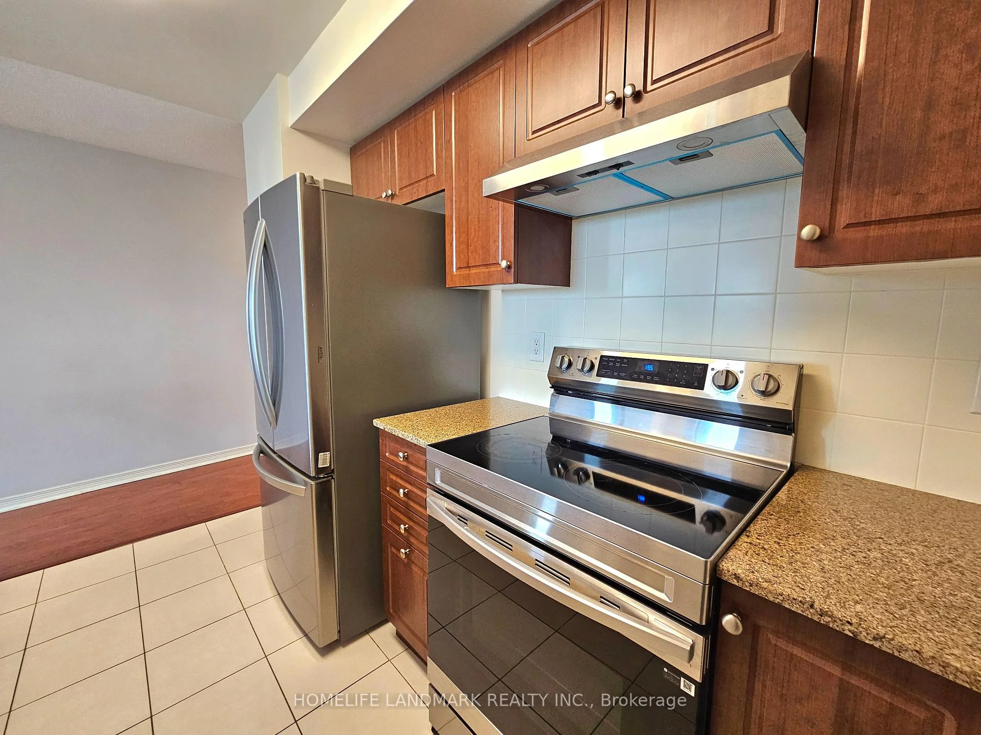 Photo 5 of Unit 812, 503 Beecroft Road, North York, Willowdale West — HOMEH