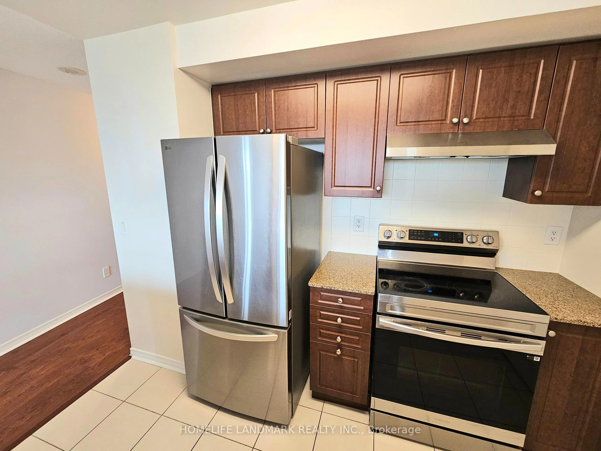 Photo 6 of Unit 812, 503 Beecroft Road, North York, Willowdale West — HOMEH