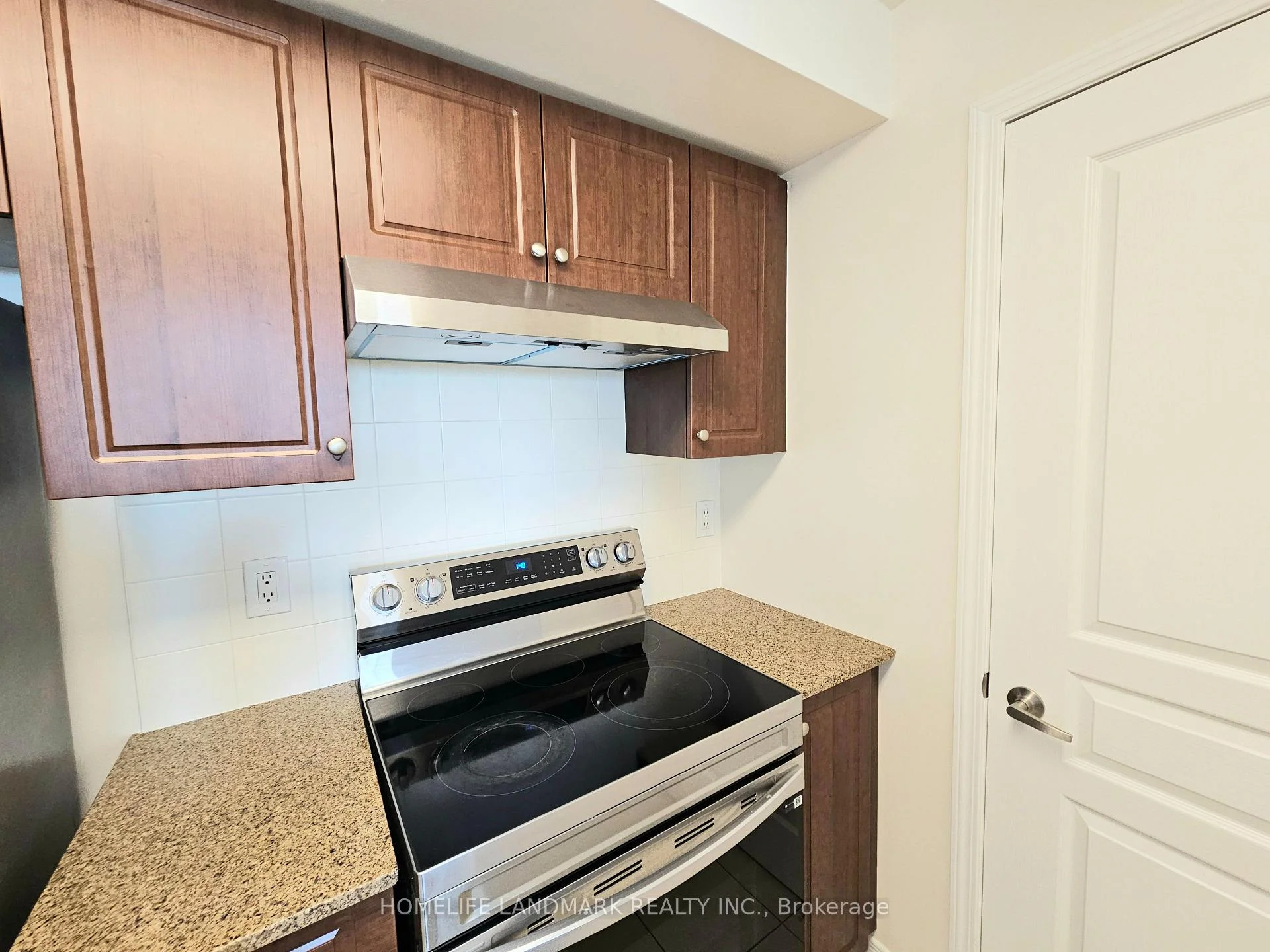 Photo 10 of Unit 812, 503 Beecroft Road, North York, Willowdale West — HOMEH