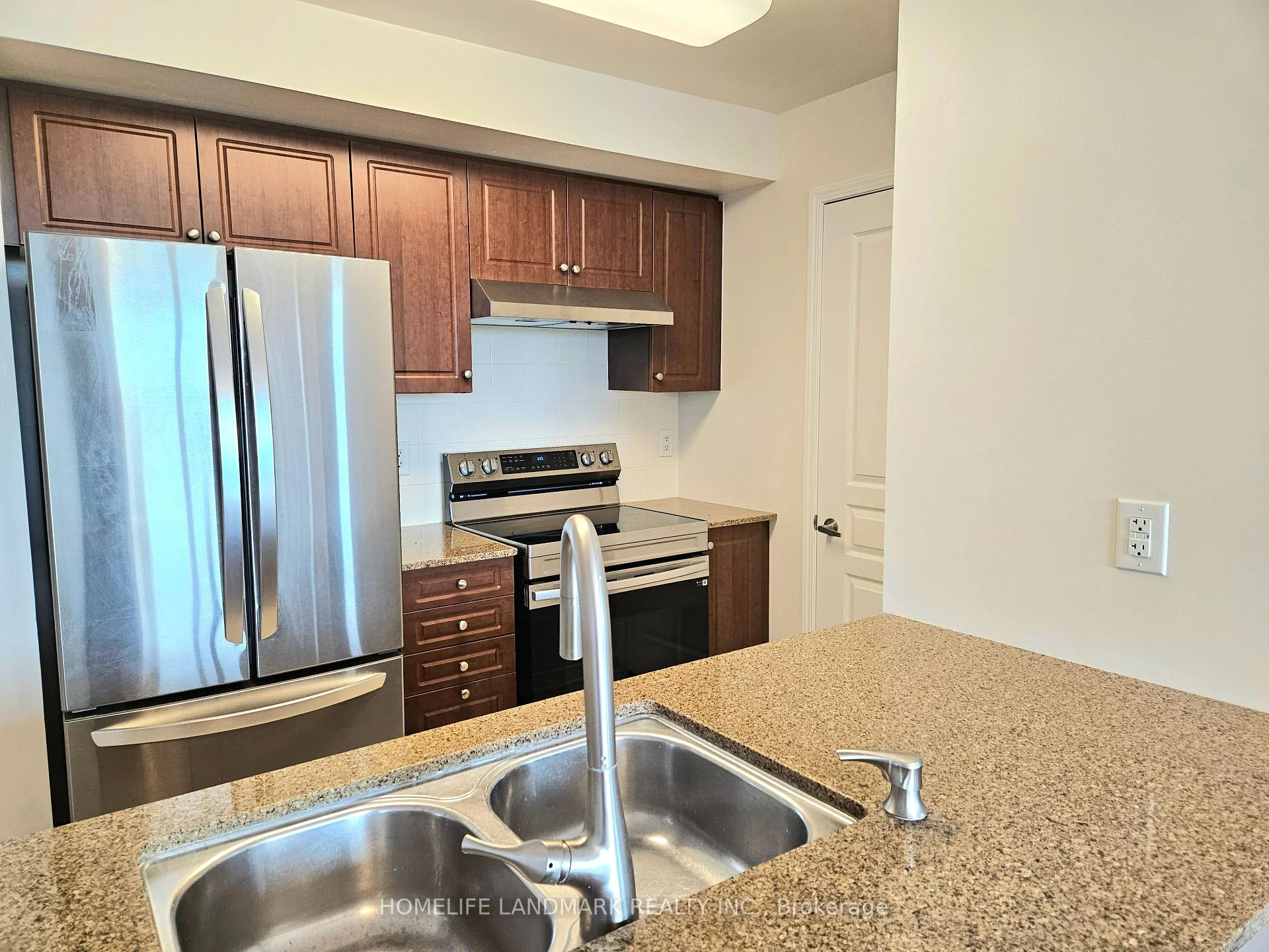 Photo 14 of Unit 812, 503 Beecroft Road, North York, Willowdale West — HOMEH