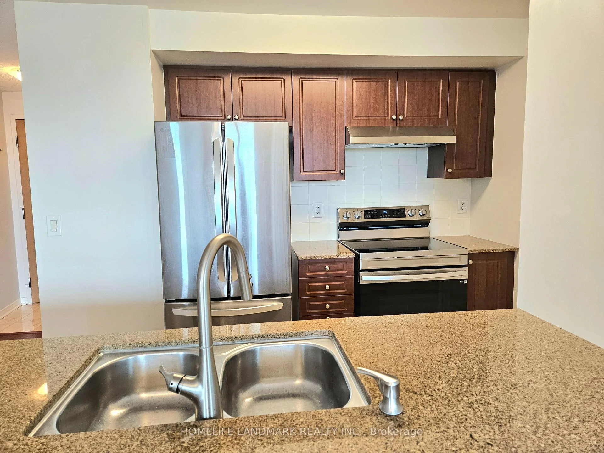 Photo 16 of Unit 812, 503 Beecroft Road, North York, Willowdale West — HOMEH