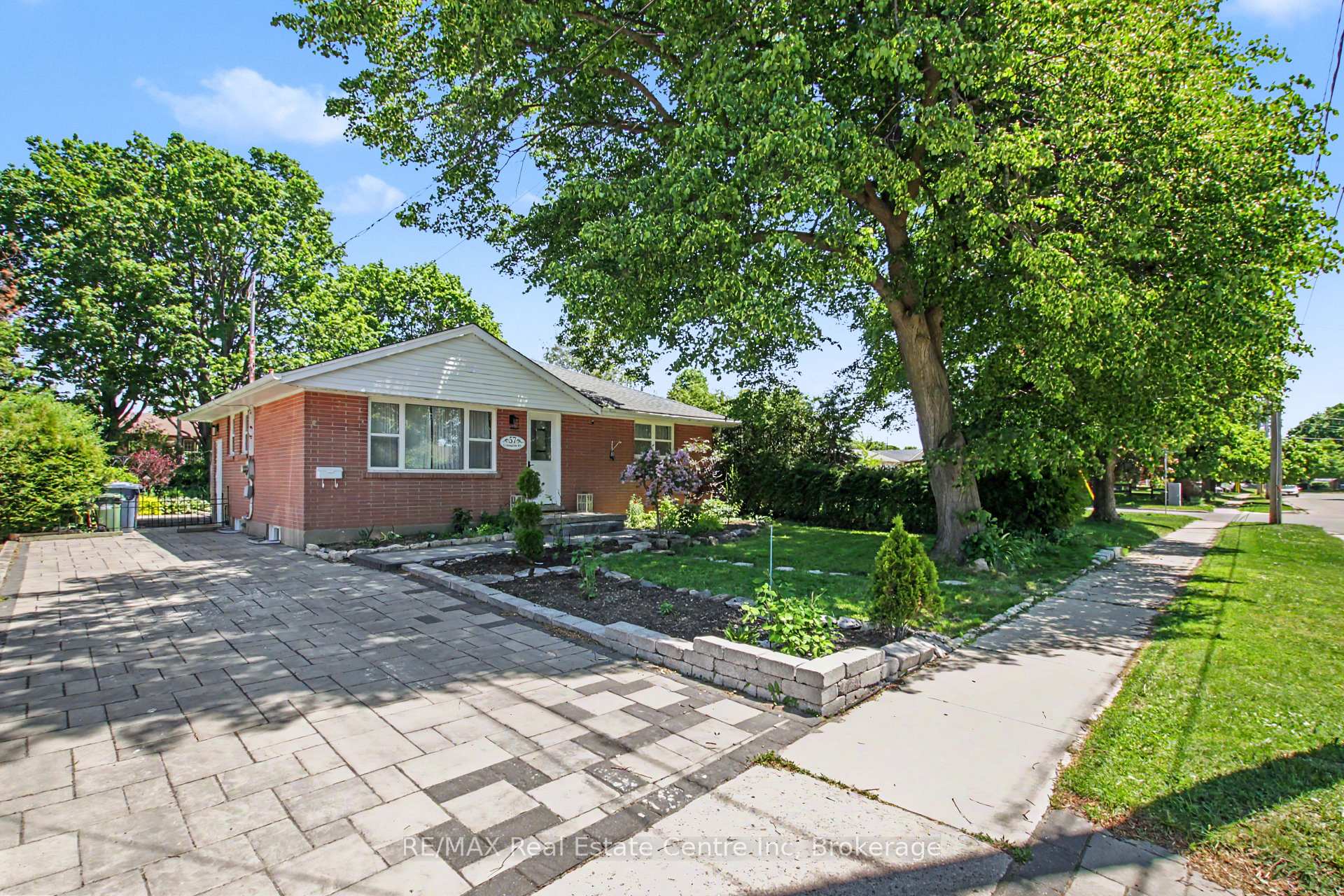 Photo 2 of 57 Vancouver Drive, Guelph, St. George's — HOMEH