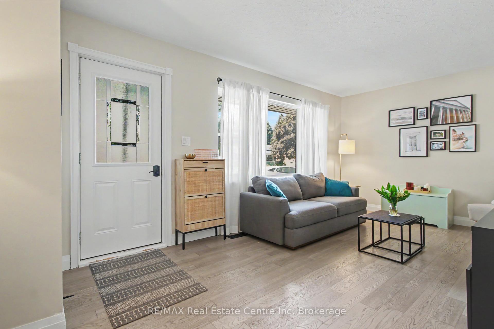 Photo 4 of 57 Vancouver Drive, Guelph, St. George's — HOMEH