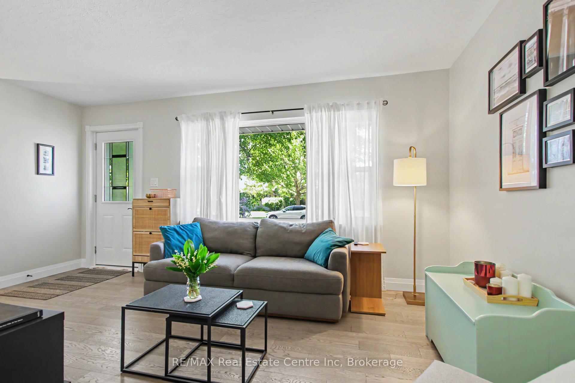 Photo 5 of 57 Vancouver Drive, Guelph, St. George's — HOMEH