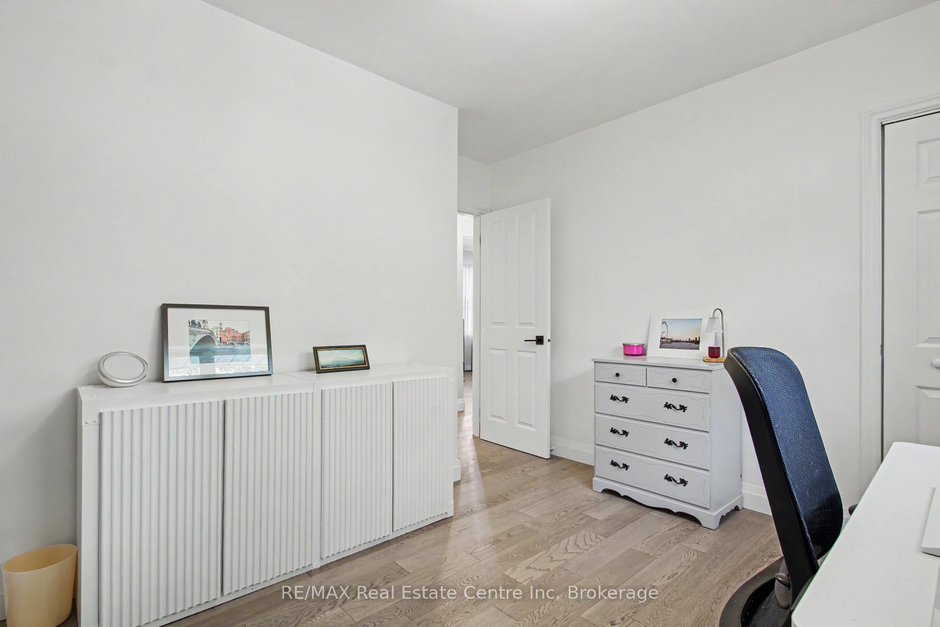 Photo 15 of 57 Vancouver Drive, Guelph, St. George's — HOMEH