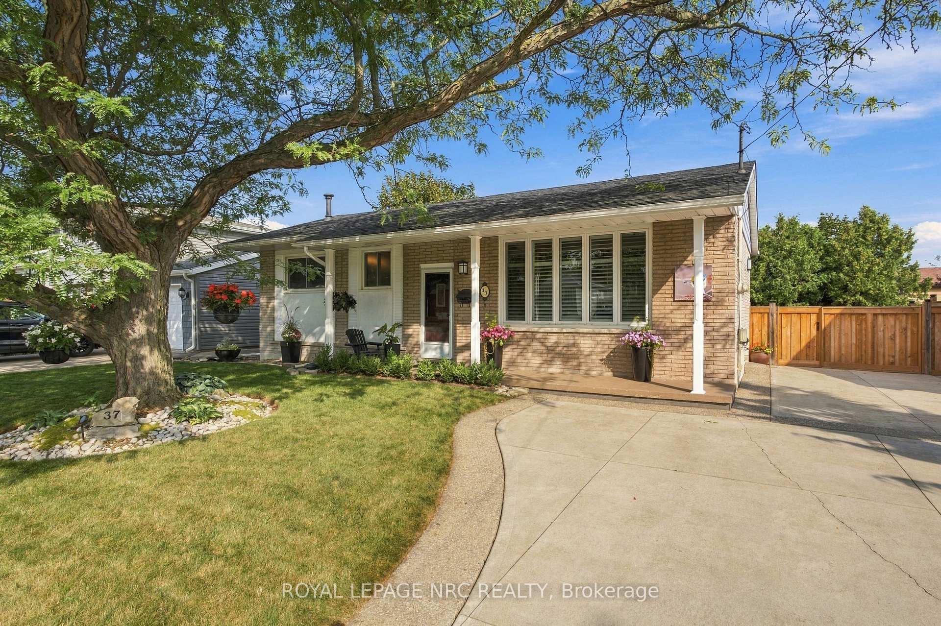 Photo 2 of 37 Viking Drive, Grimsby, Grimsby West — HOMEH