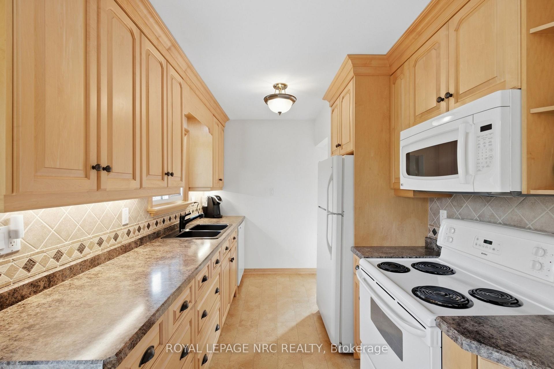 Photo 11 of 37 Viking Drive, Grimsby, Grimsby West — HOMEH