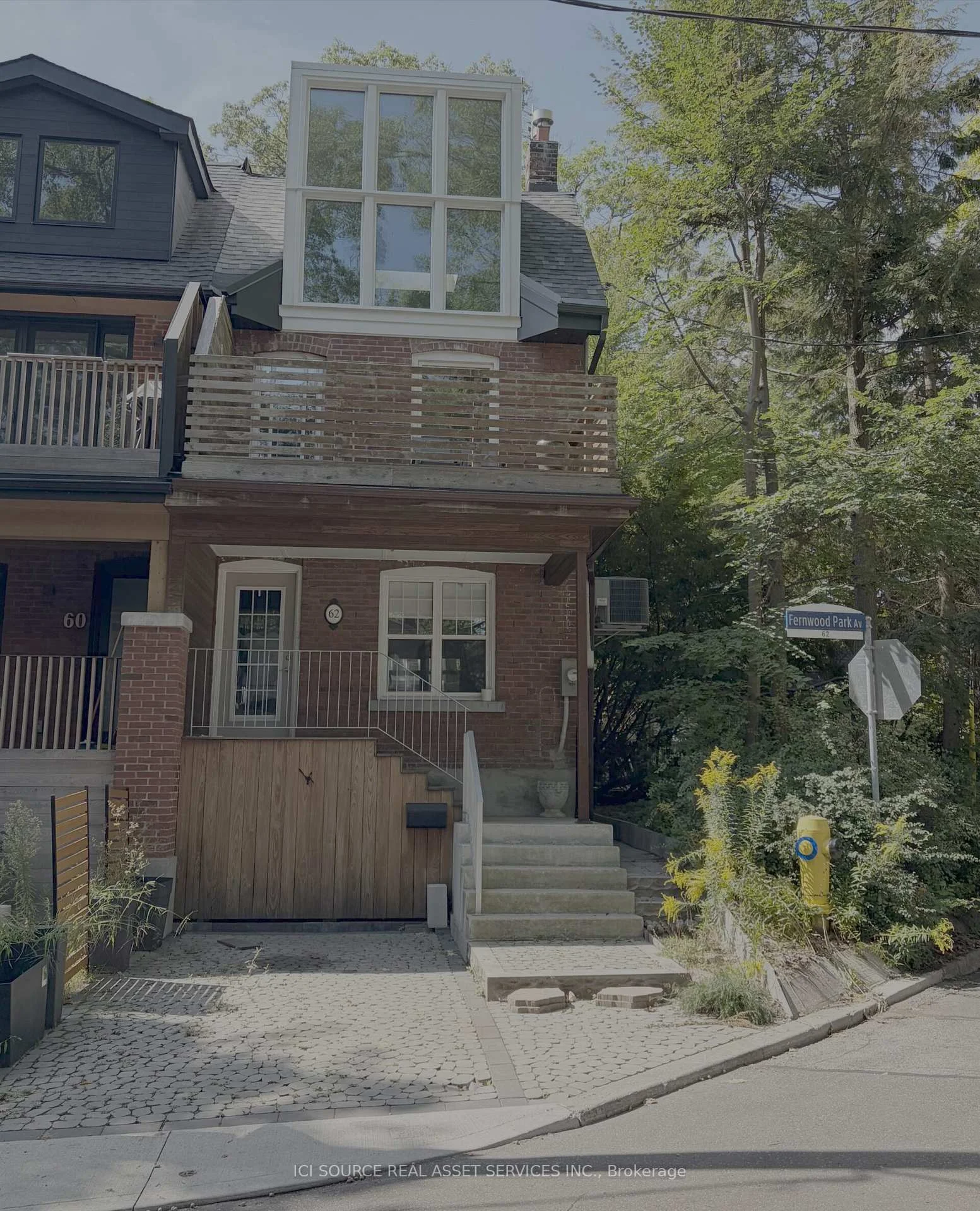 Front of Unit Upper, 62 Fernwood Park Avenue