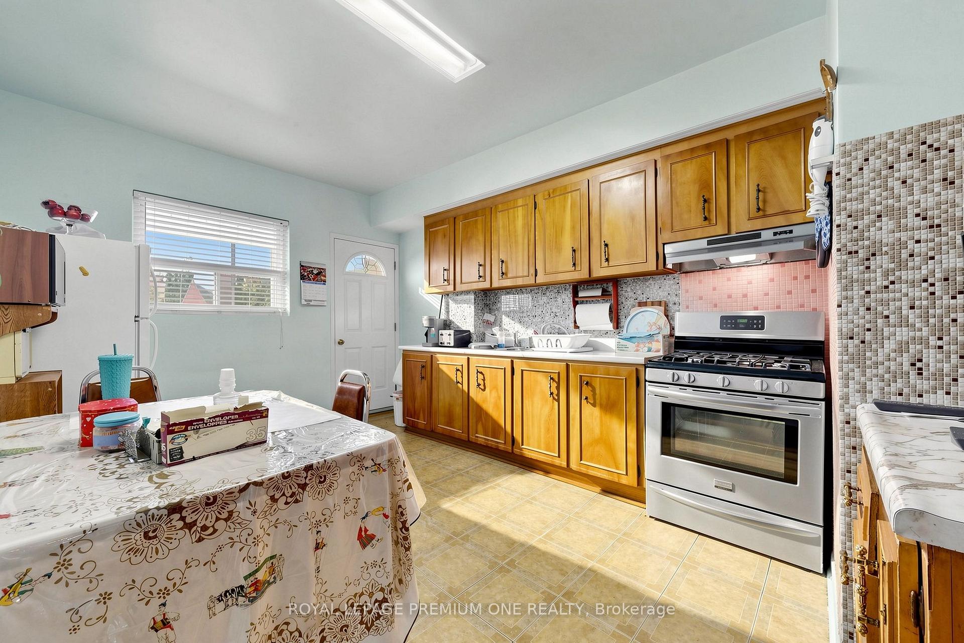 Photo 7 of 28 Garden Avenue, Toronto, Roncesvalles — HOMEH