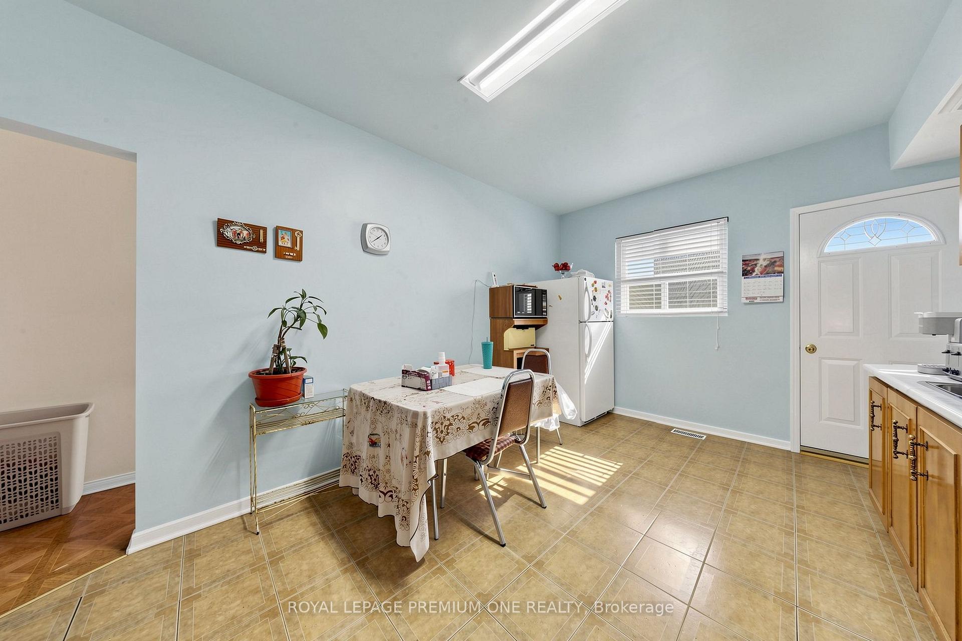 Photo 8 of 28 Garden Avenue, Toronto, Roncesvalles — HOMEH