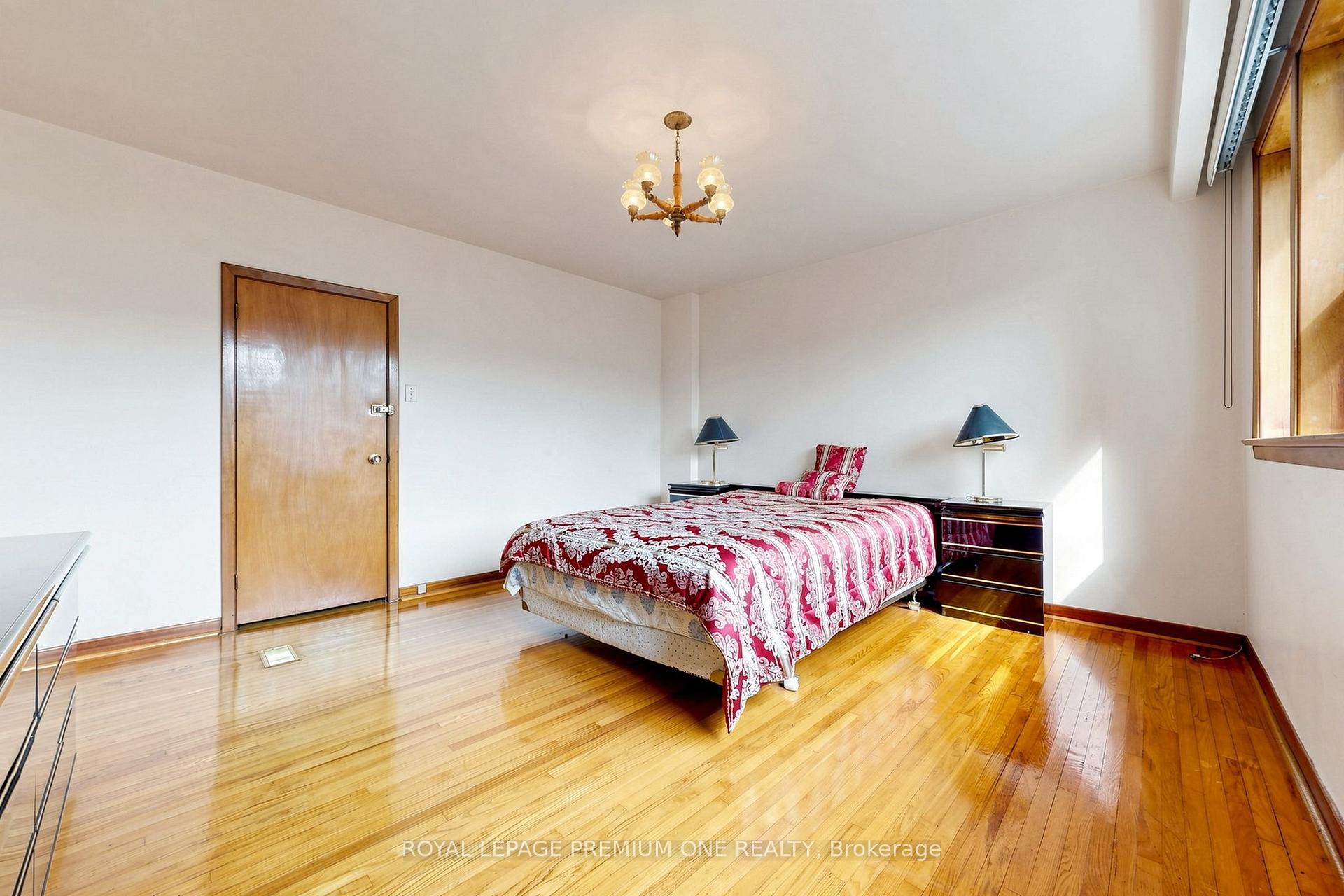 Photo 12 of 28 Garden Avenue, Toronto, Roncesvalles — HOMEH