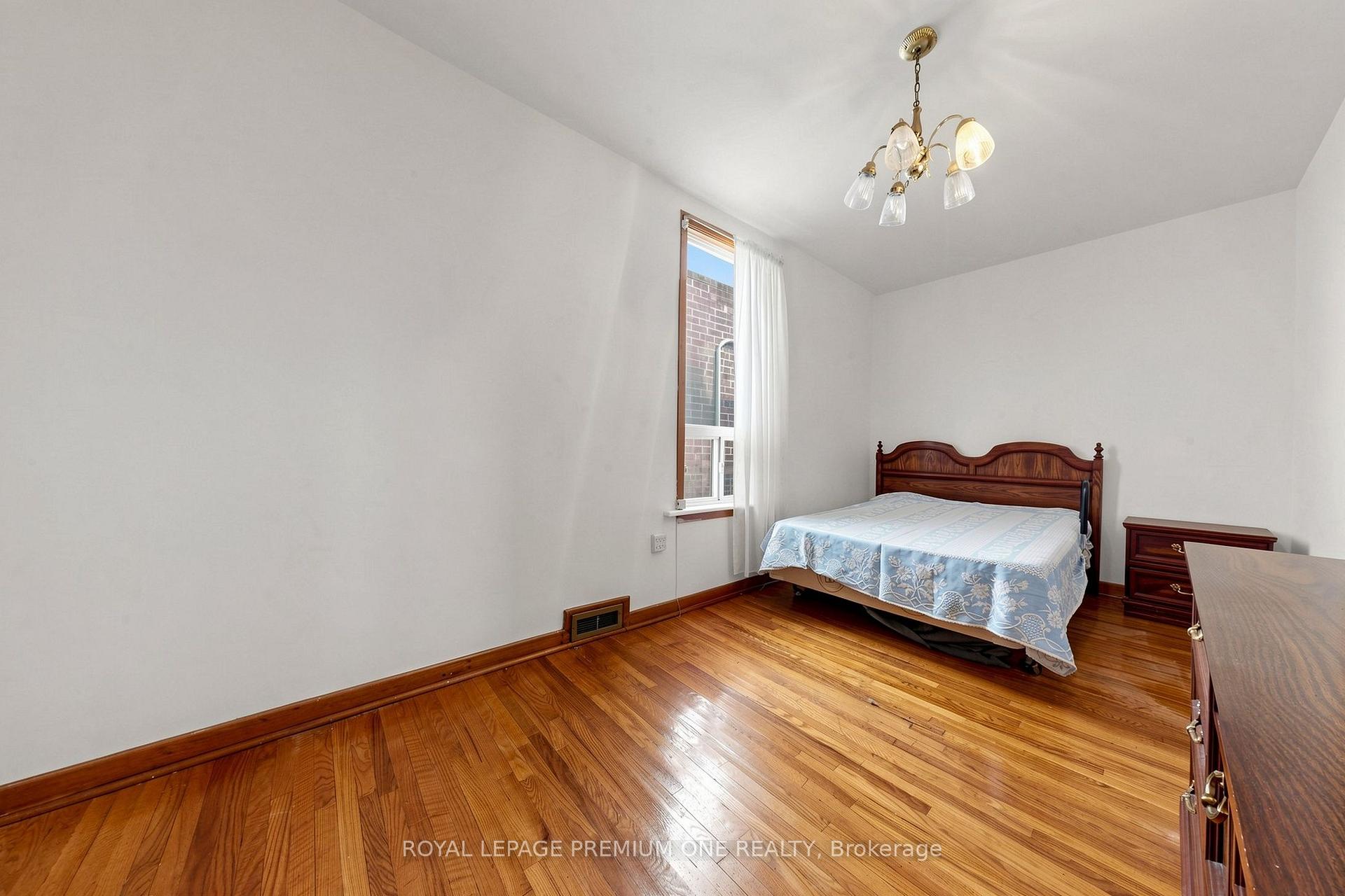 Photo 13 of 28 Garden Avenue, Toronto, Roncesvalles — HOMEH