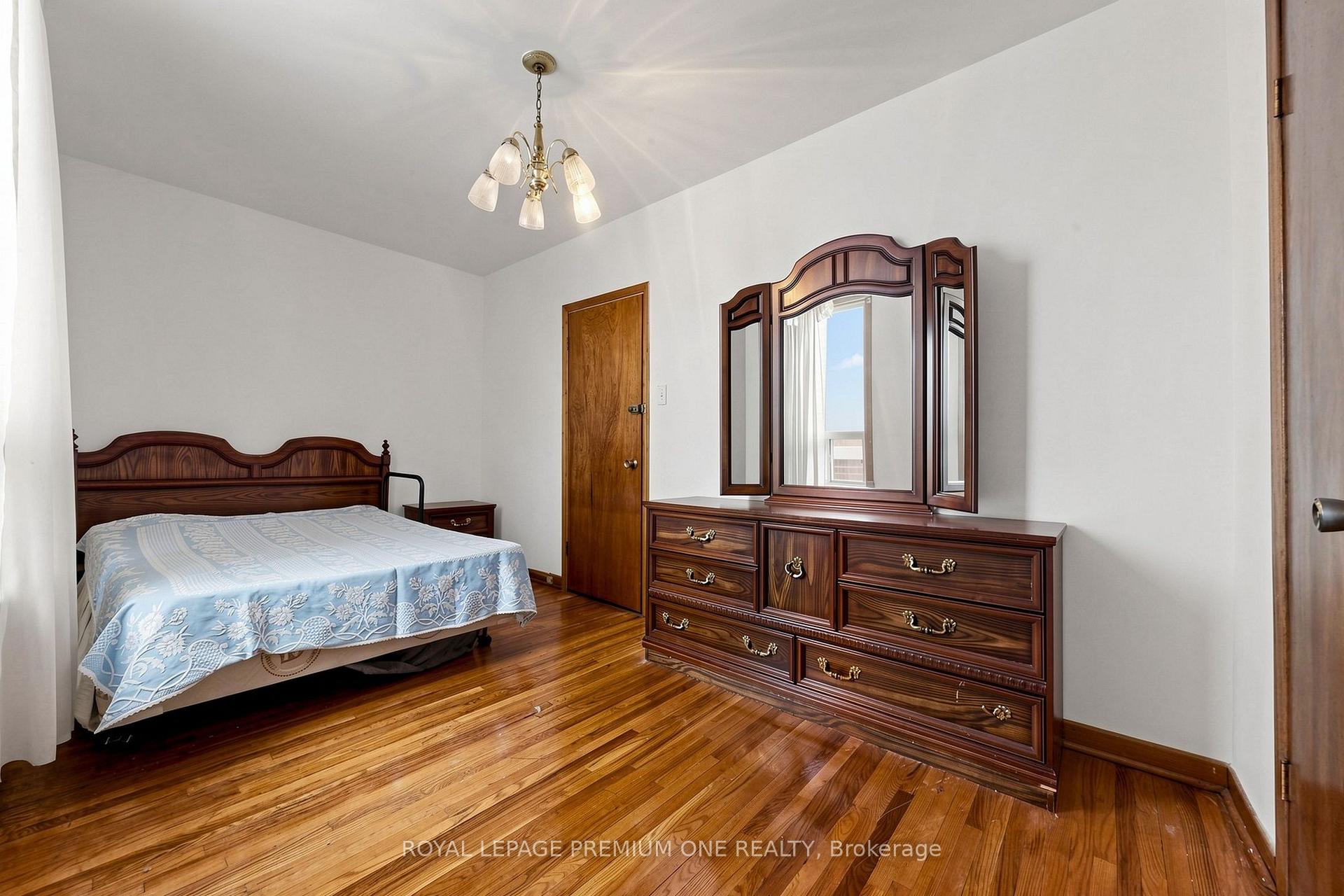 Photo 15 of 28 Garden Avenue, Toronto, Roncesvalles — HOMEH