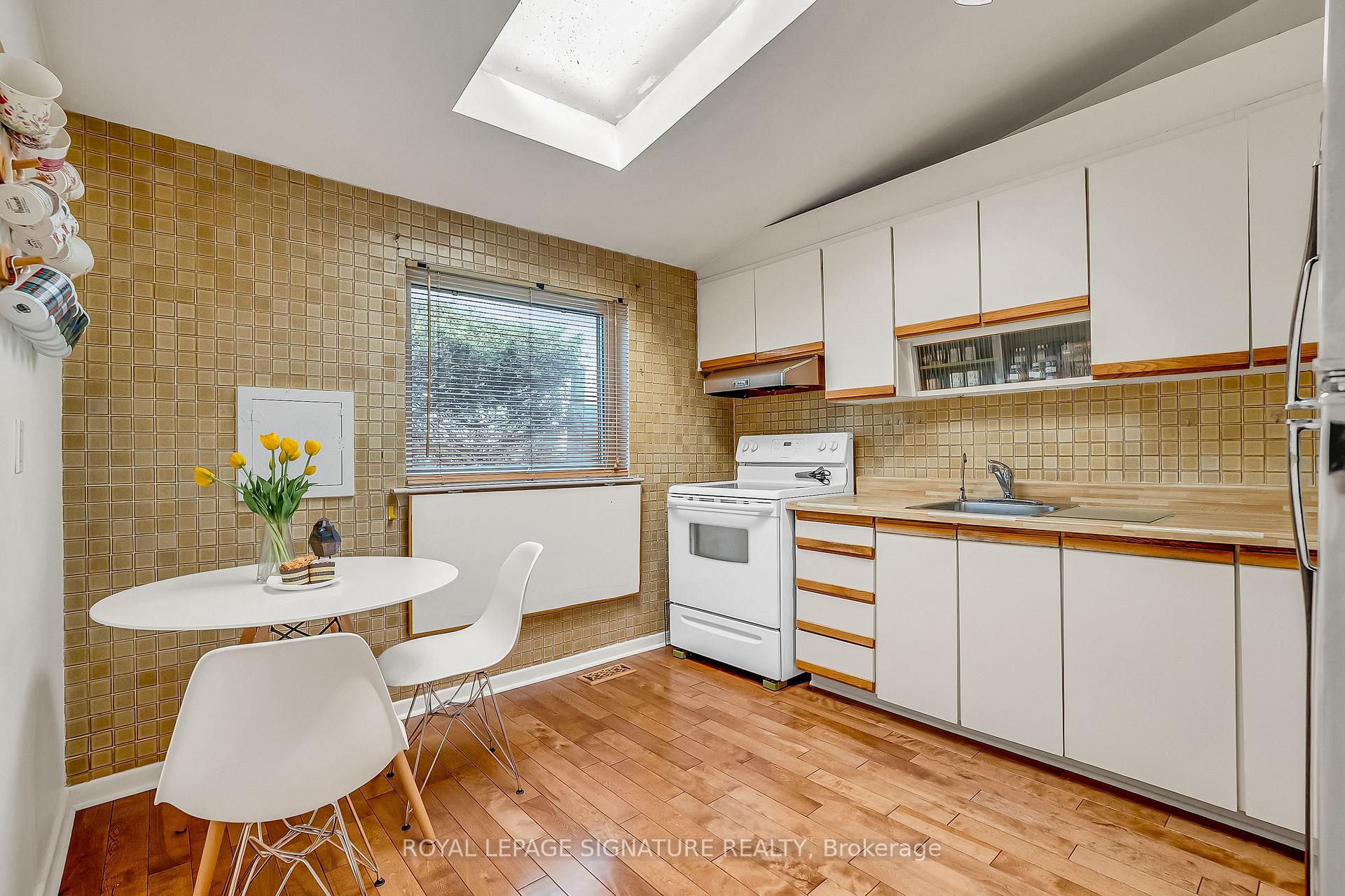 Photo 10 of 32 Northey Drive, North York, St. Andrew-Windfields — HOMEH