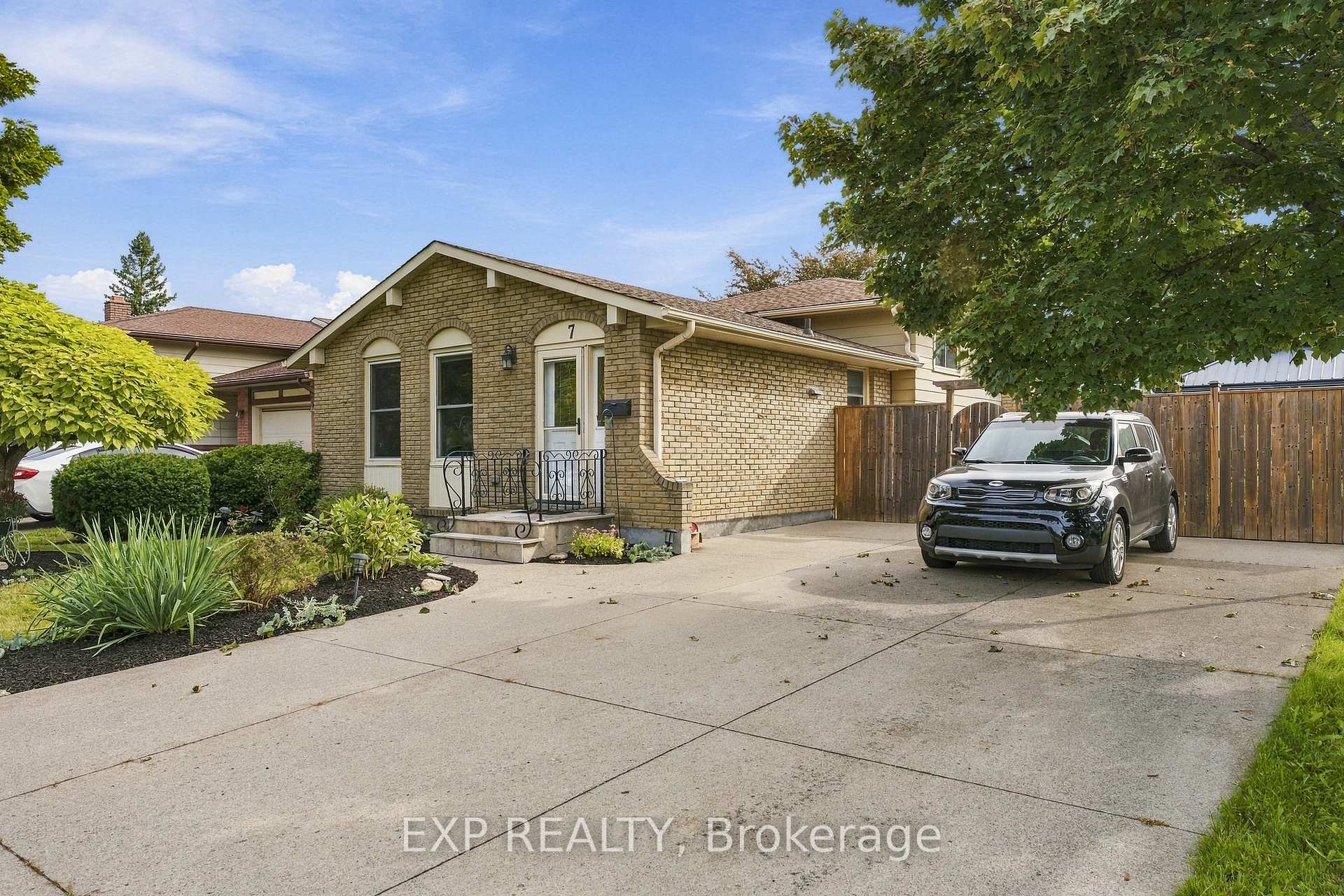 Photo 1 of 7 Roehampton Avenue, St. Catharines, Carlton/Bunting — HOMEH