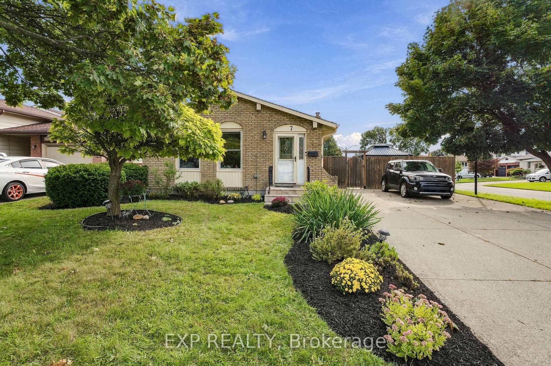 Photo 2 of 7 Roehampton Avenue, St. Catharines, Carlton/Bunting — HOMEH