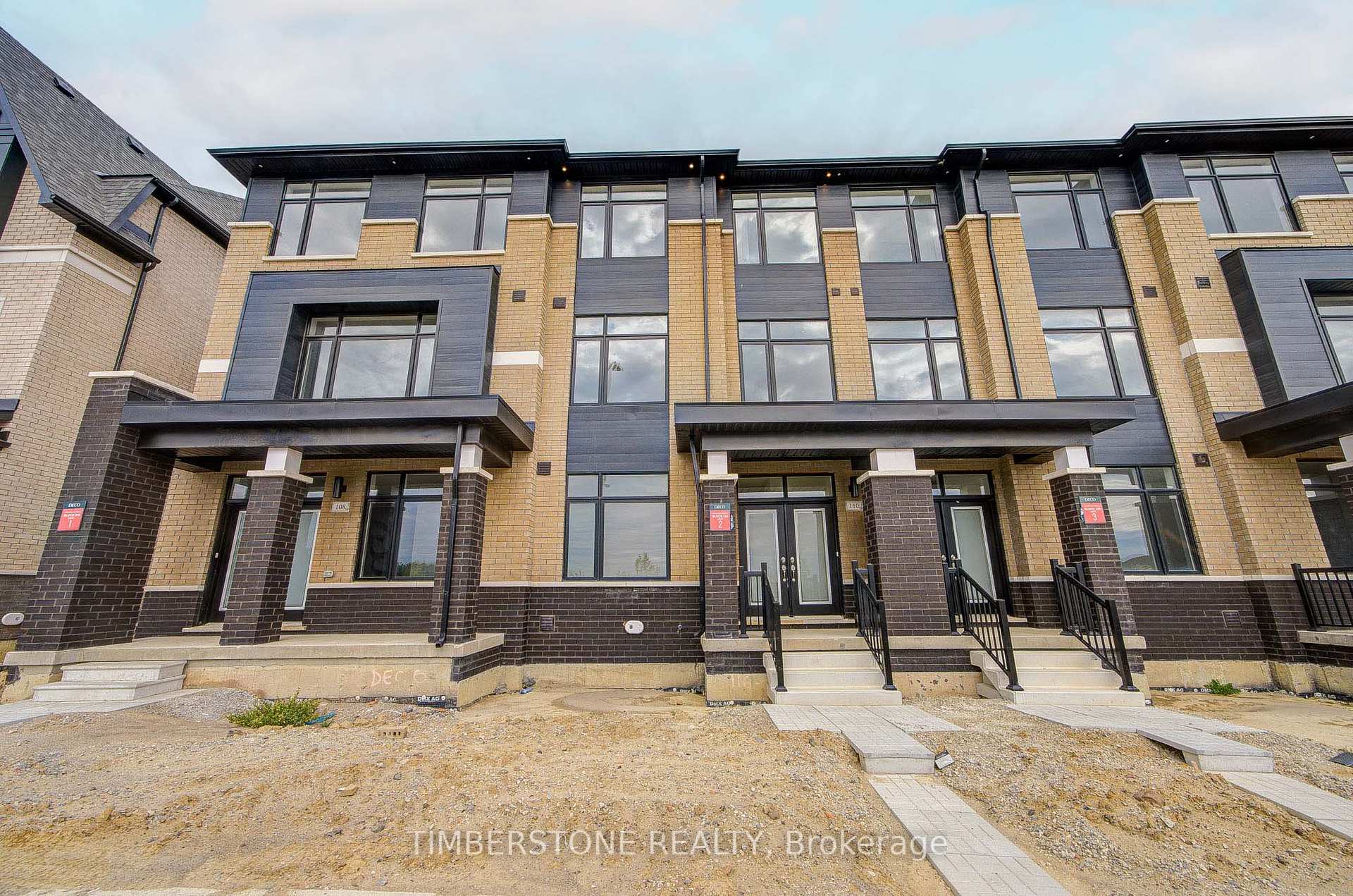 Photo 3 of 110 Arnold Circle, Brampton, Northwest Brampton — HOMEH