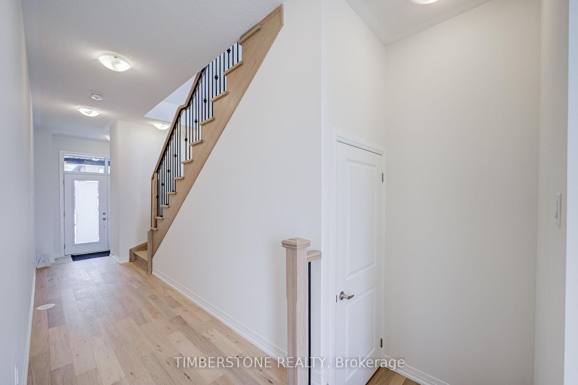 Photo 9 of 110 Arnold Circle, Brampton, Northwest Brampton — HOMEH