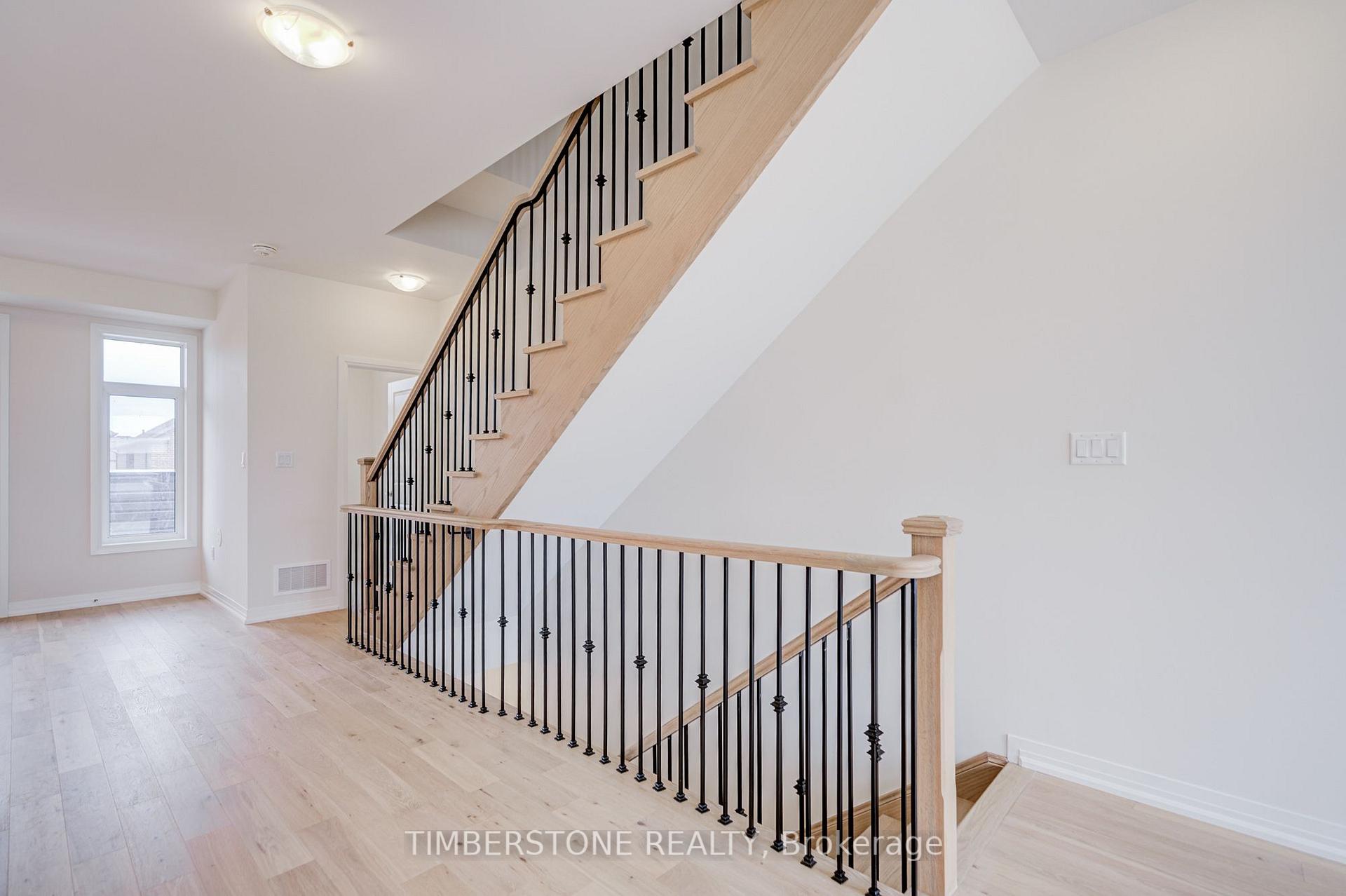 Photo 12 of 110 Arnold Circle, Brampton, Northwest Brampton — HOMEH