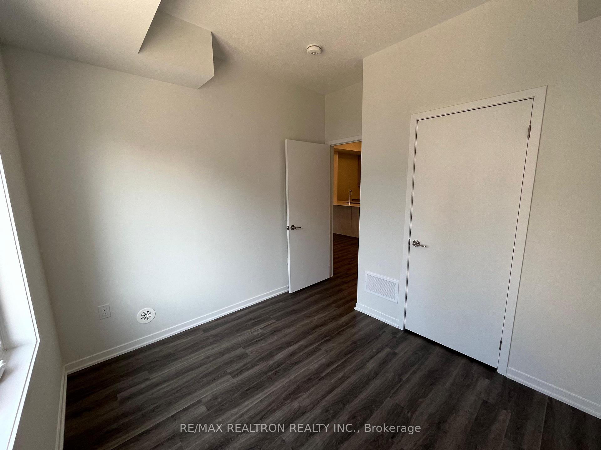 Photo 5 of Unit 306, 130 Honeycrisp Crescent, Vaughan, Vaughan Corporate Centre — HOMEH