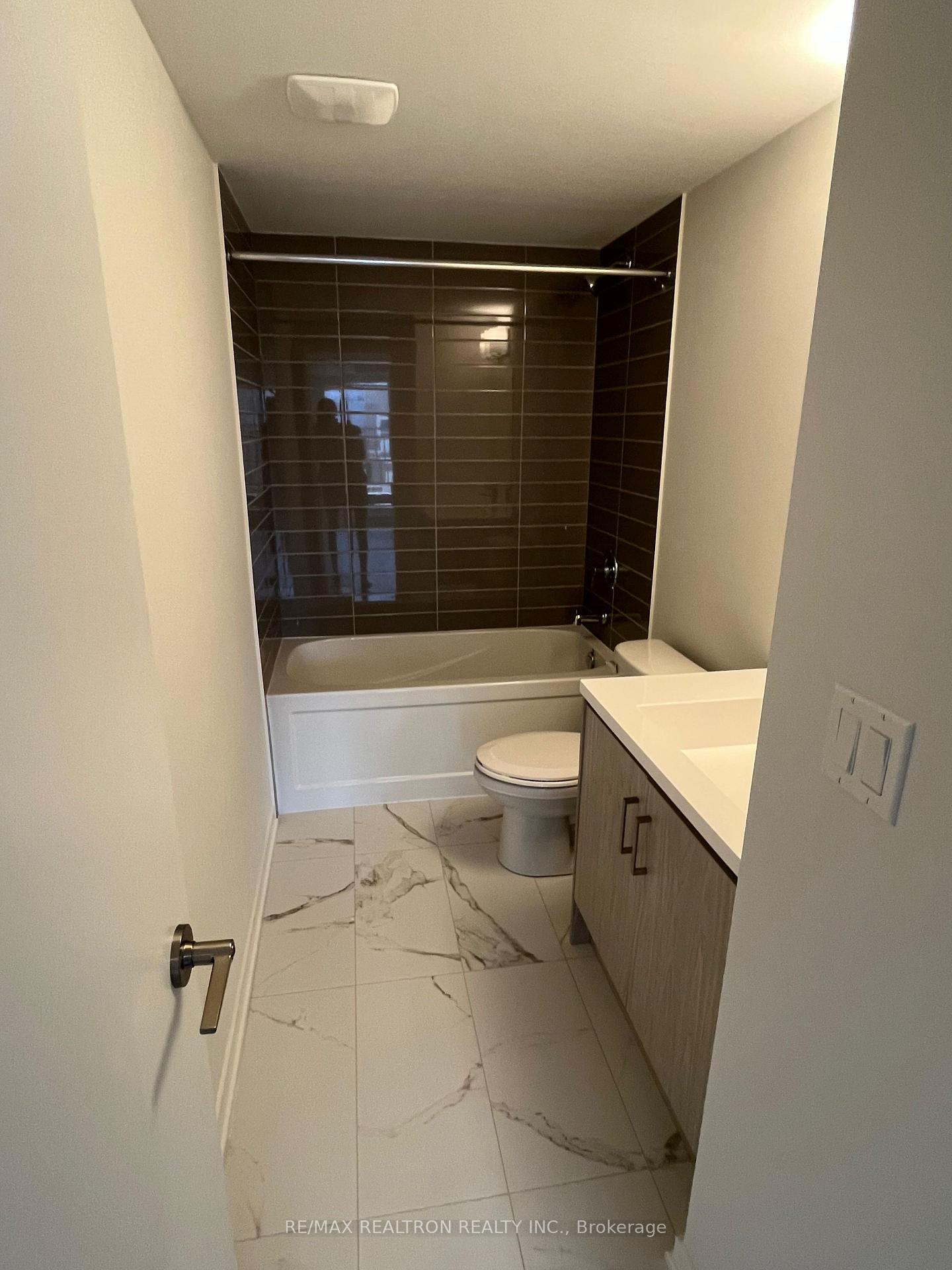 Photo 6 of Unit 306, 130 Honeycrisp Crescent, Vaughan, Vaughan Corporate Centre — HOMEH