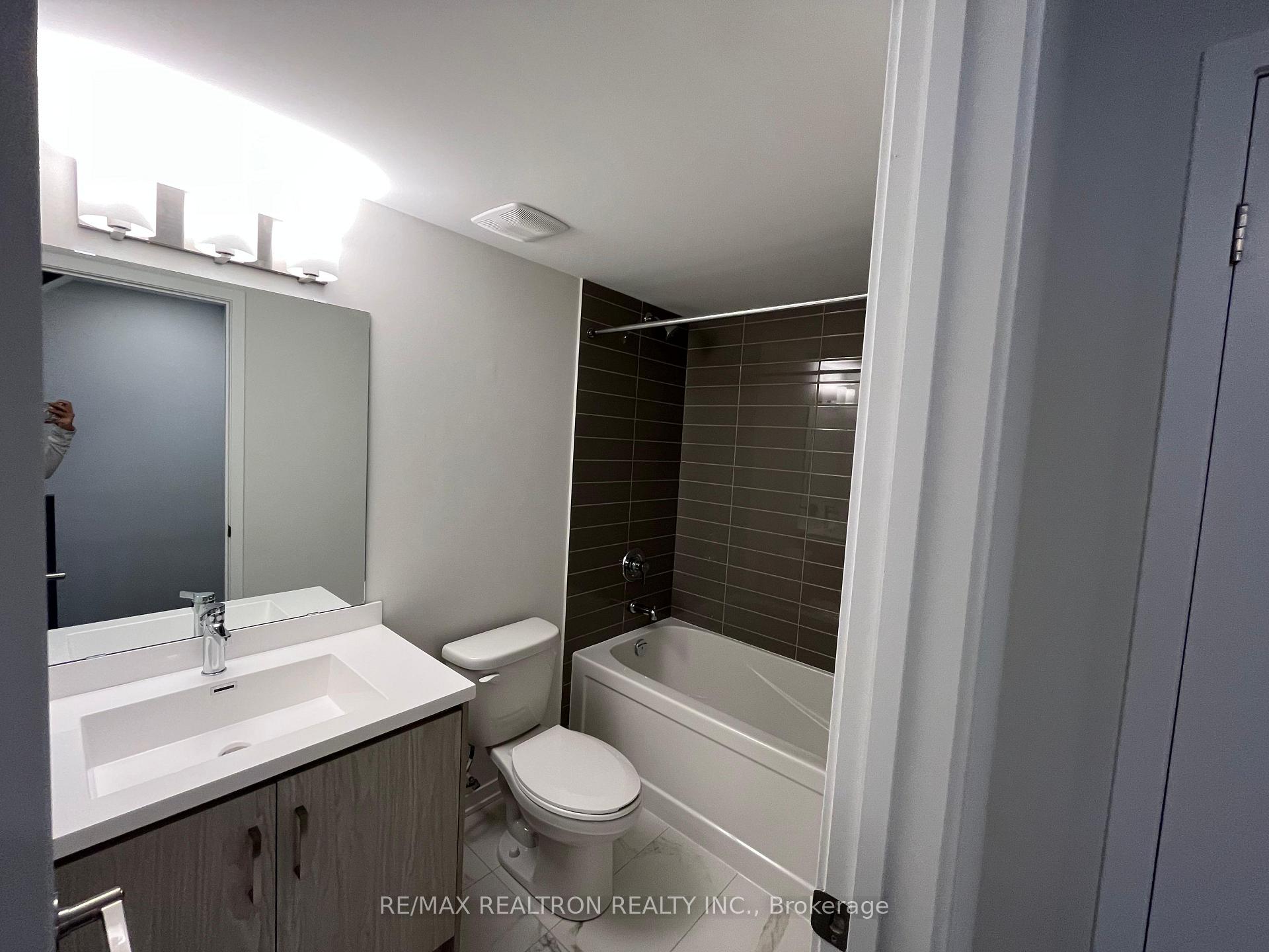 Photo 9 of Unit 306, 130 Honeycrisp Crescent, Vaughan, Vaughan Corporate Centre — HOMEH