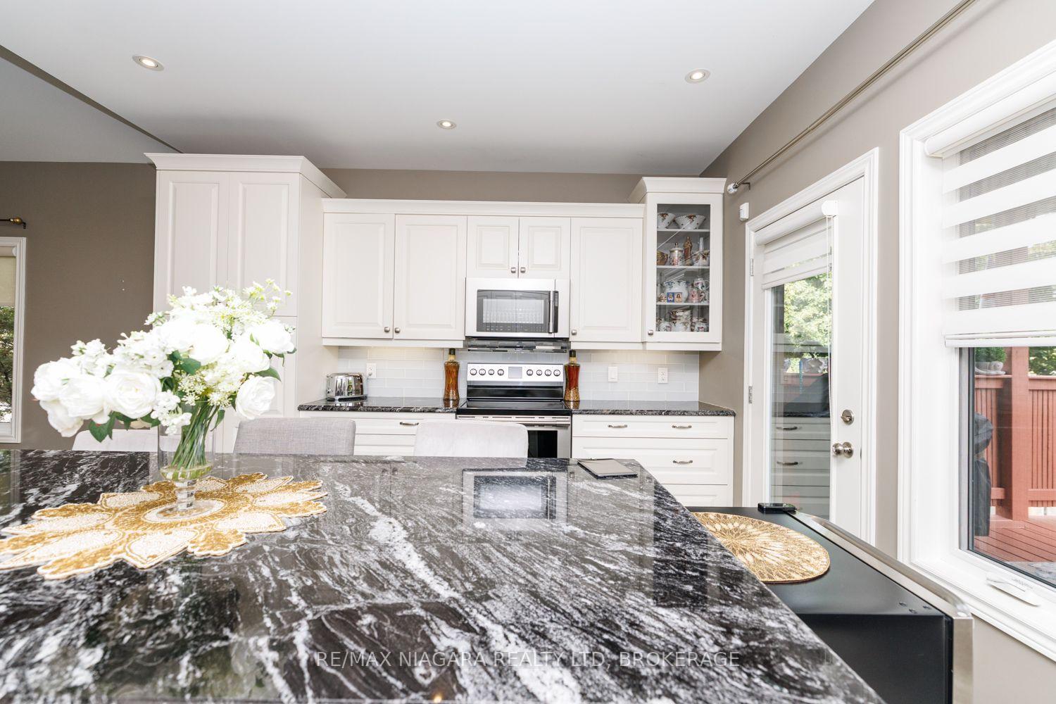 Photo 8 of 7653 Mulhern Street, Niagara Falls, Ascot — HOMEH