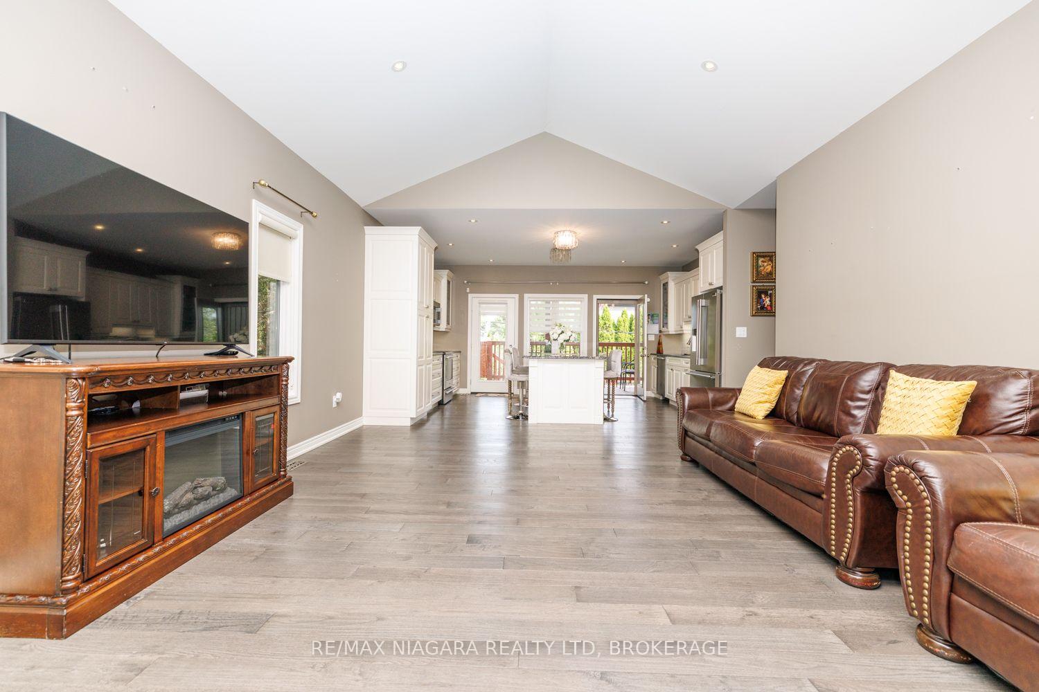 Photo 9 of 7653 Mulhern Street, Niagara Falls, Ascot — HOMEH