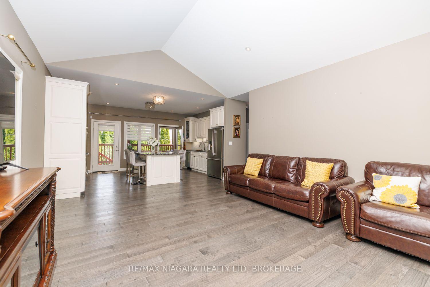 Photo 10 of 7653 Mulhern Street, Niagara Falls, Ascot — HOMEH