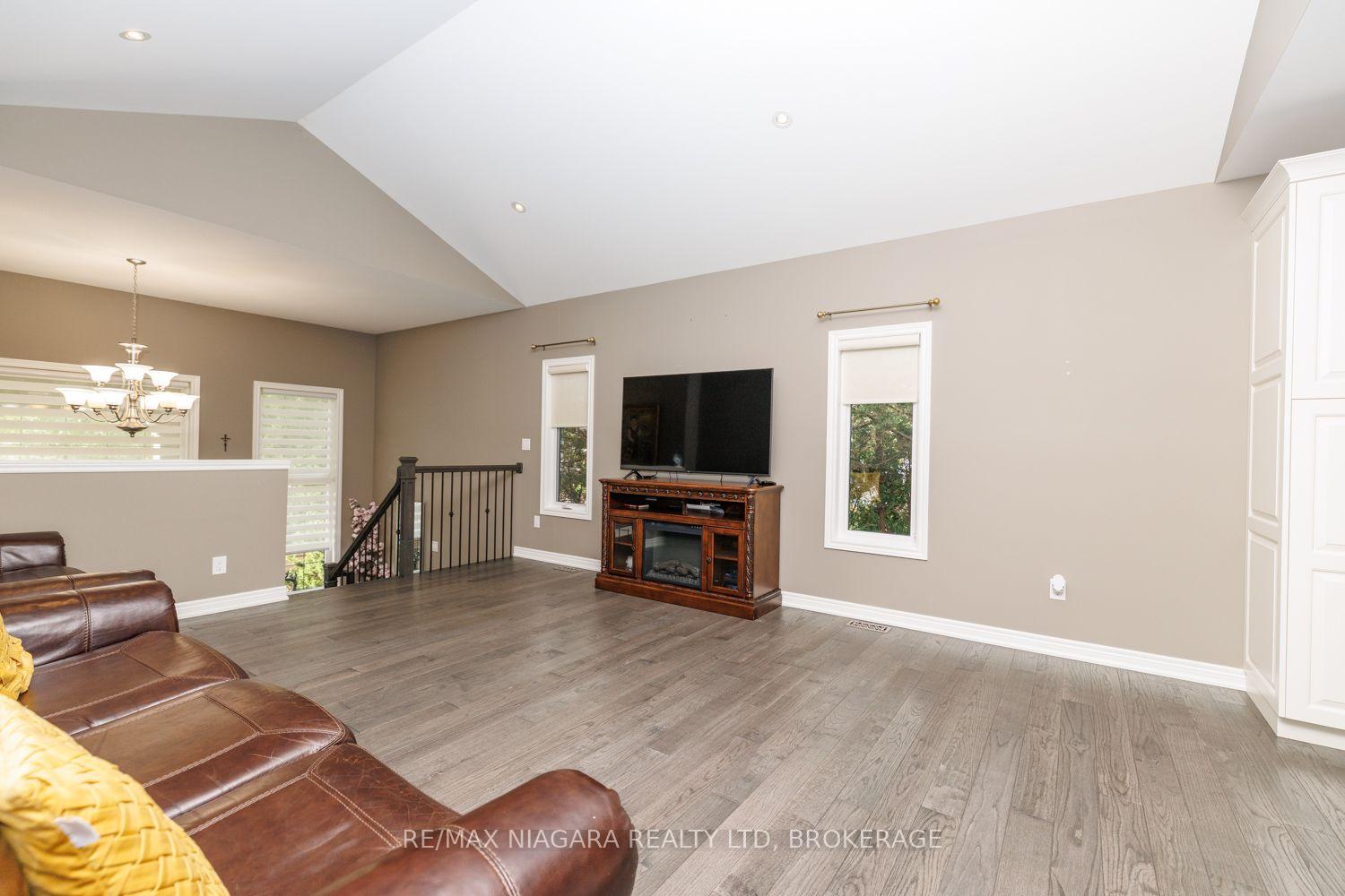Photo 11 of 7653 Mulhern Street, Niagara Falls, Ascot — HOMEH