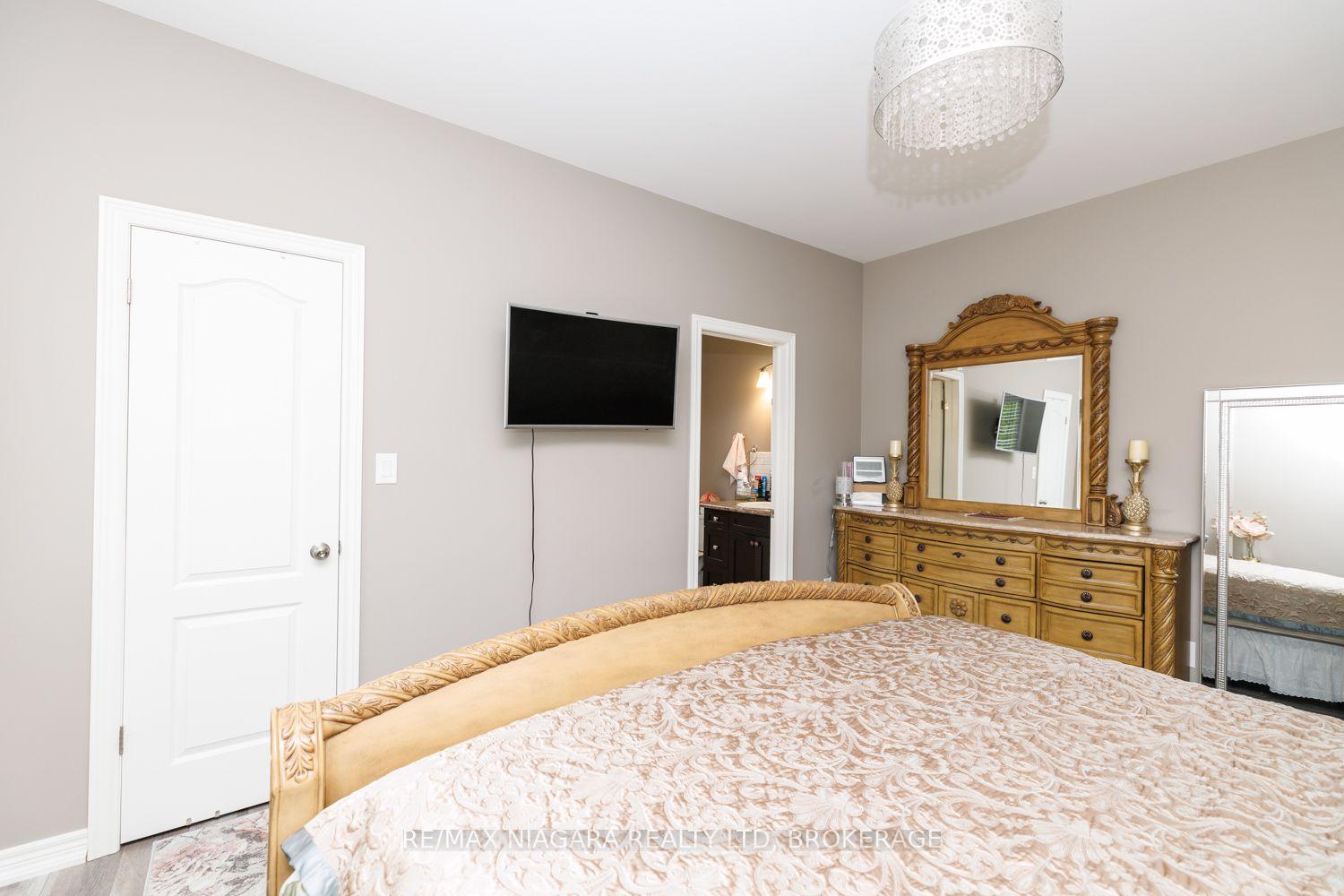 Photo 13 of 7653 Mulhern Street, Niagara Falls, Ascot — HOMEH