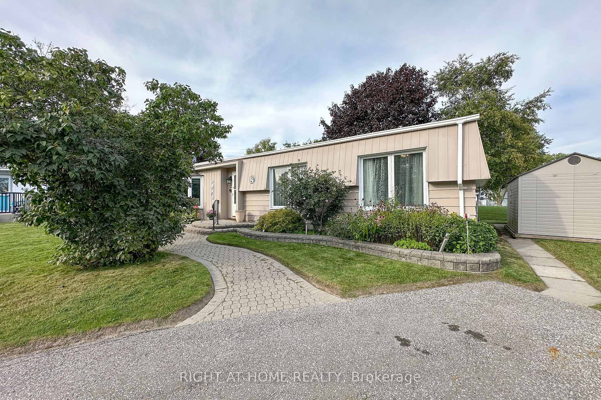Photo 2 of 13 Cornerbrook Court, Clarington, Newcastle — HOMEH