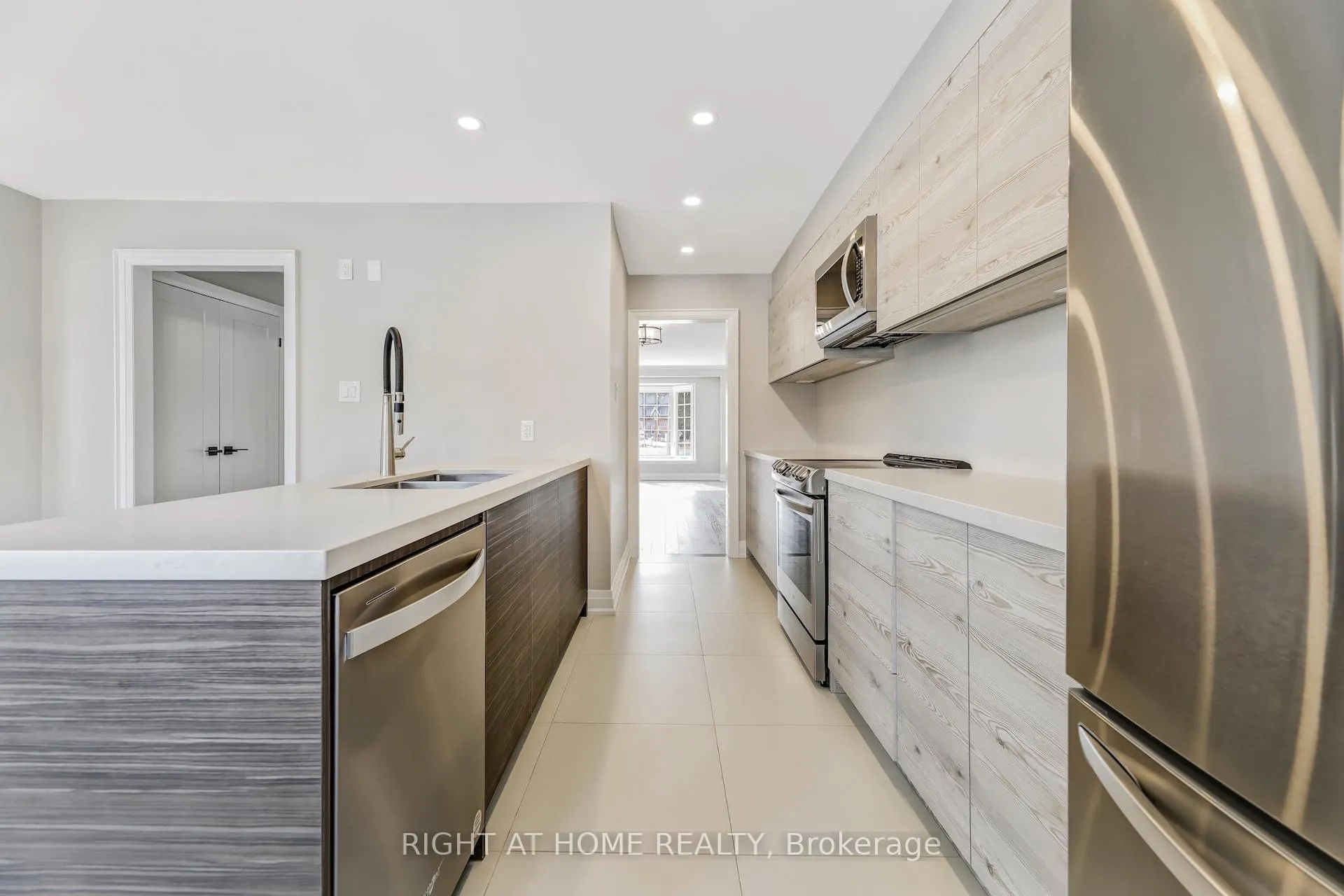 Photo 4 of Unit 18, 8050 Islington Avenue, Vaughan, West Woodbridge — HOMEH