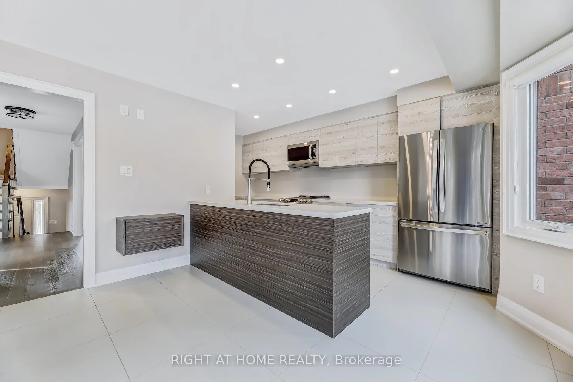Photo 5 of Unit 18, 8050 Islington Avenue, Vaughan, West Woodbridge — HOMEH