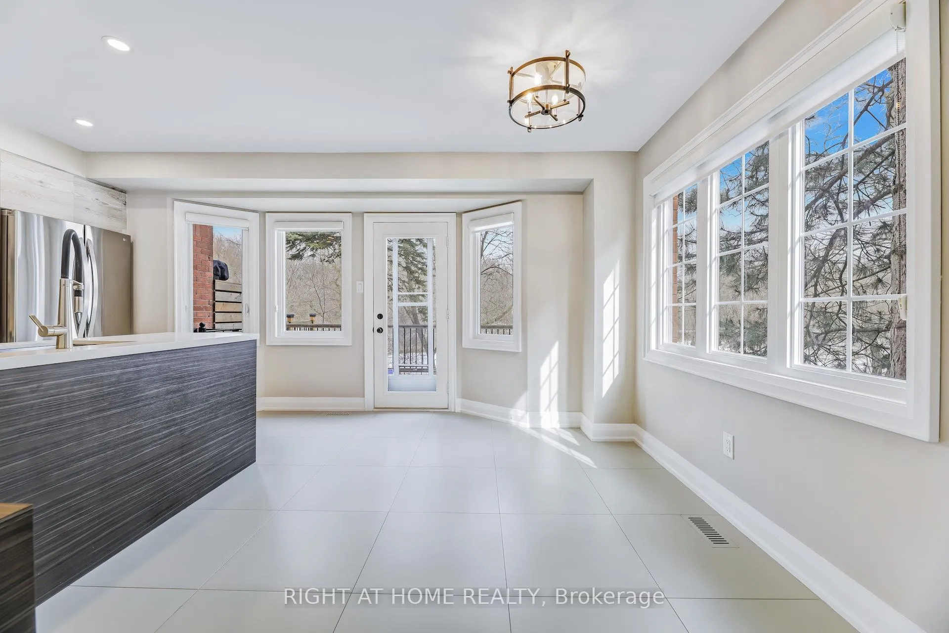 Photo 6 of Unit 18, 8050 Islington Avenue, Vaughan, West Woodbridge — HOMEH