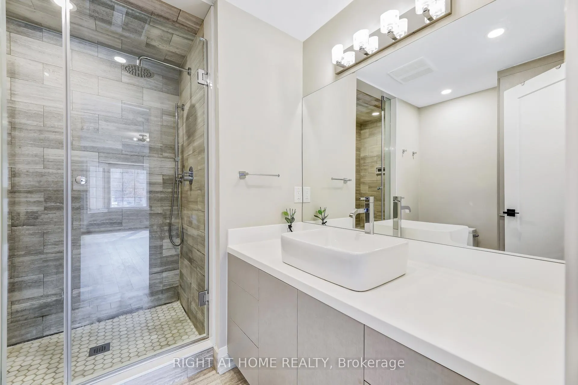 Photo 10 of Unit 18, 8050 Islington Avenue, Vaughan, West Woodbridge — HOMEH