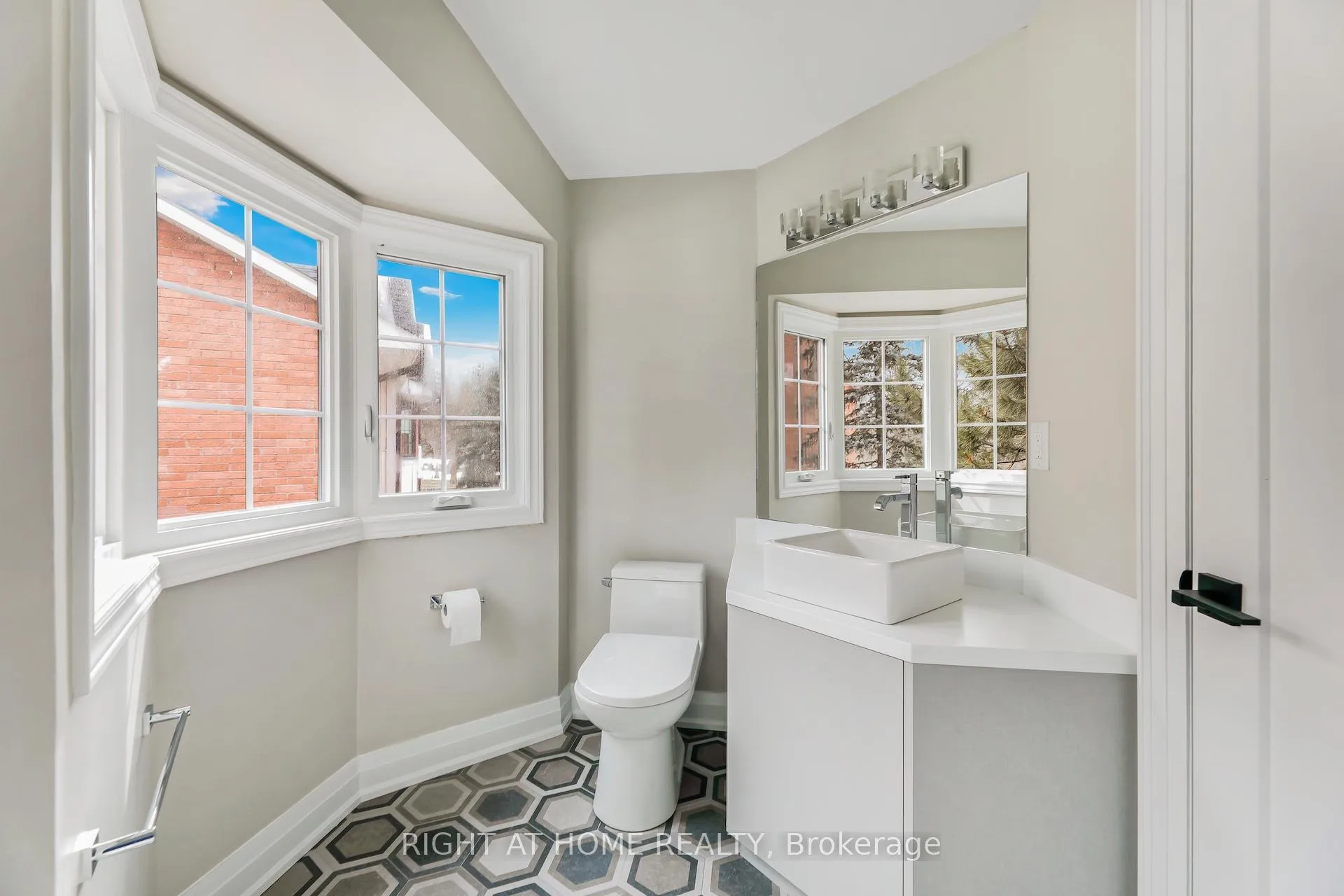 Photo 12 of Unit 18, 8050 Islington Avenue, Vaughan, West Woodbridge — HOMEH