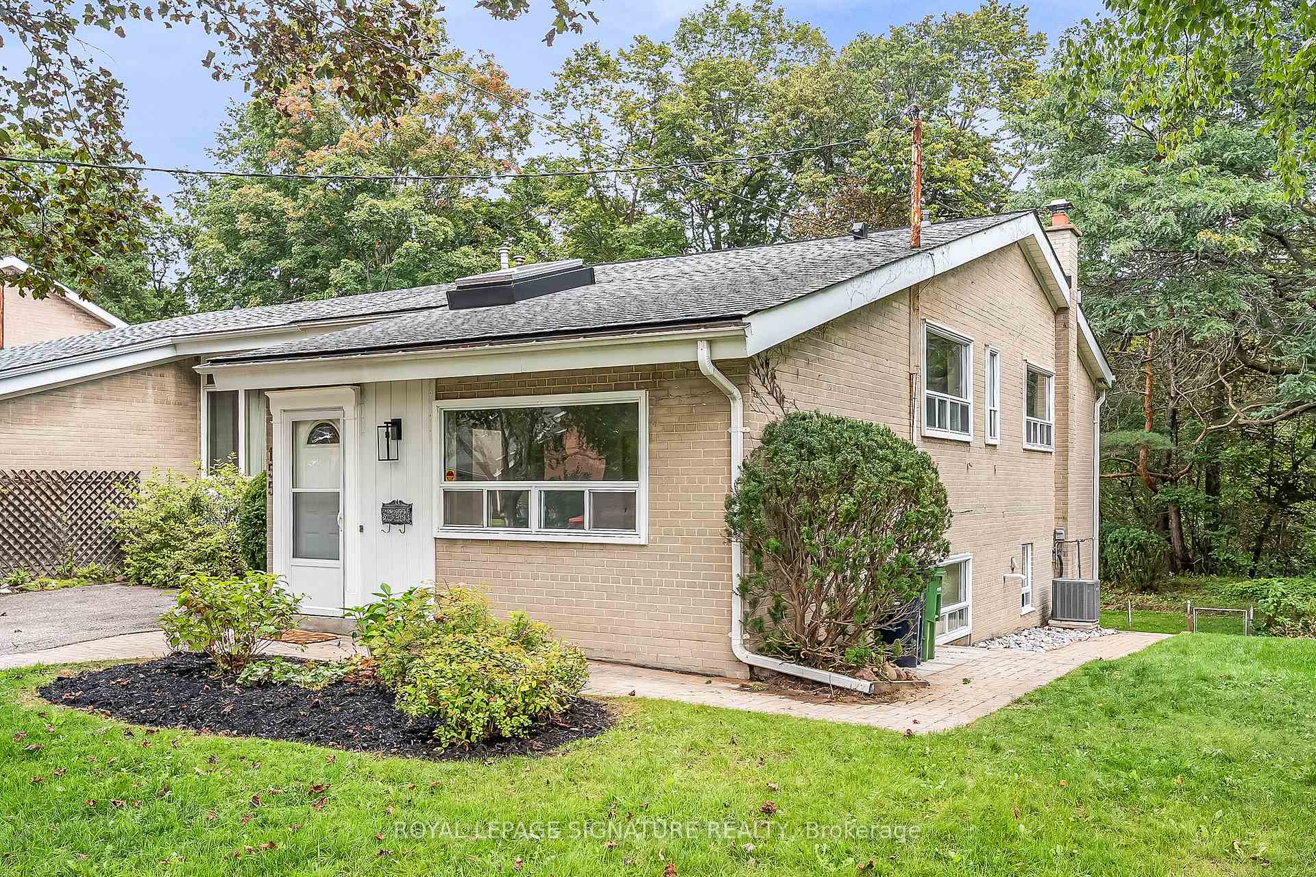 Photo 2 of 155 Three Valleys Drive, North York, Parkwoods-Donalda — HOMEH