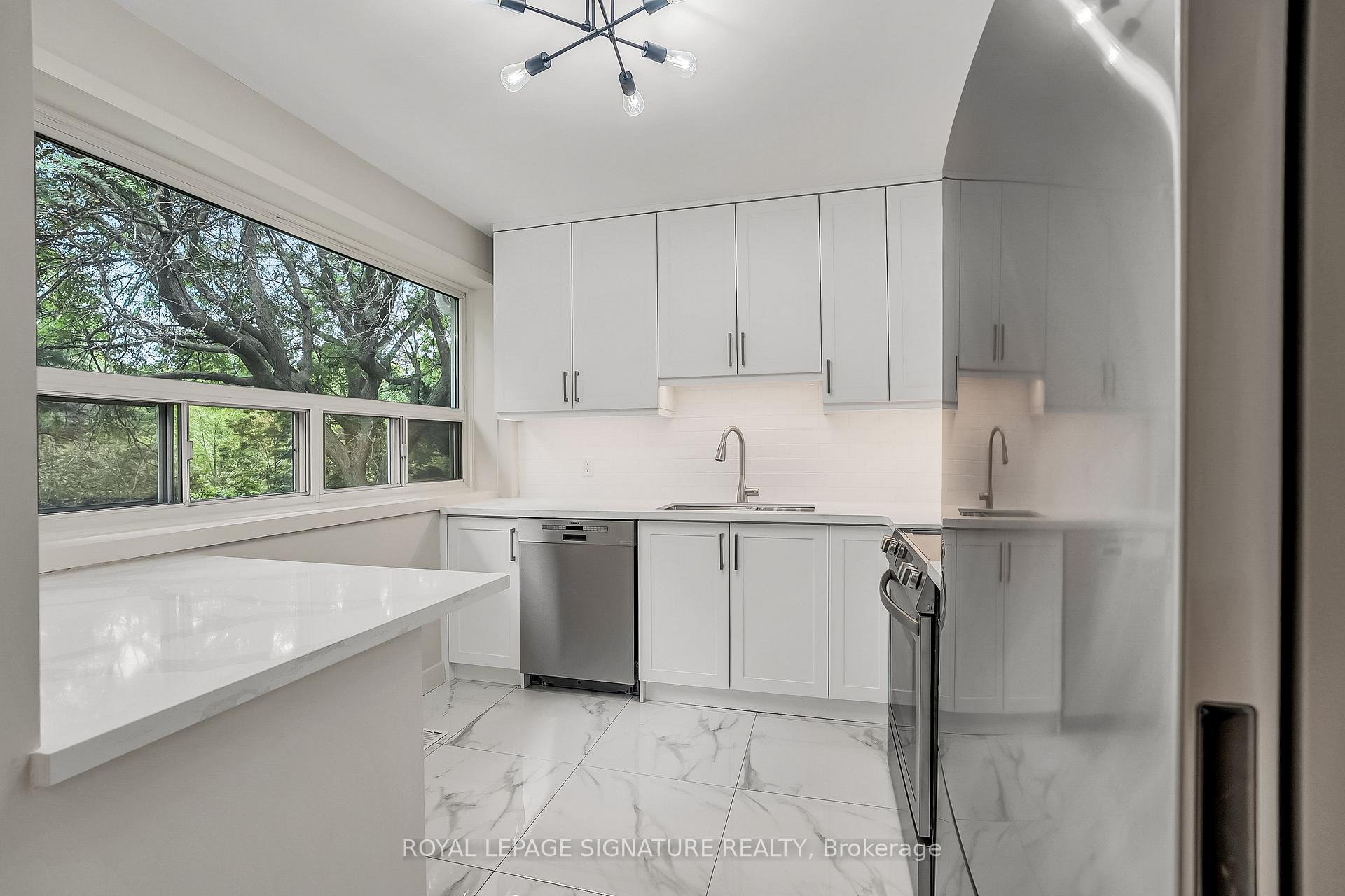 Photo 12 of 155 Three Valleys Drive, North York, Parkwoods-Donalda — HOMEH