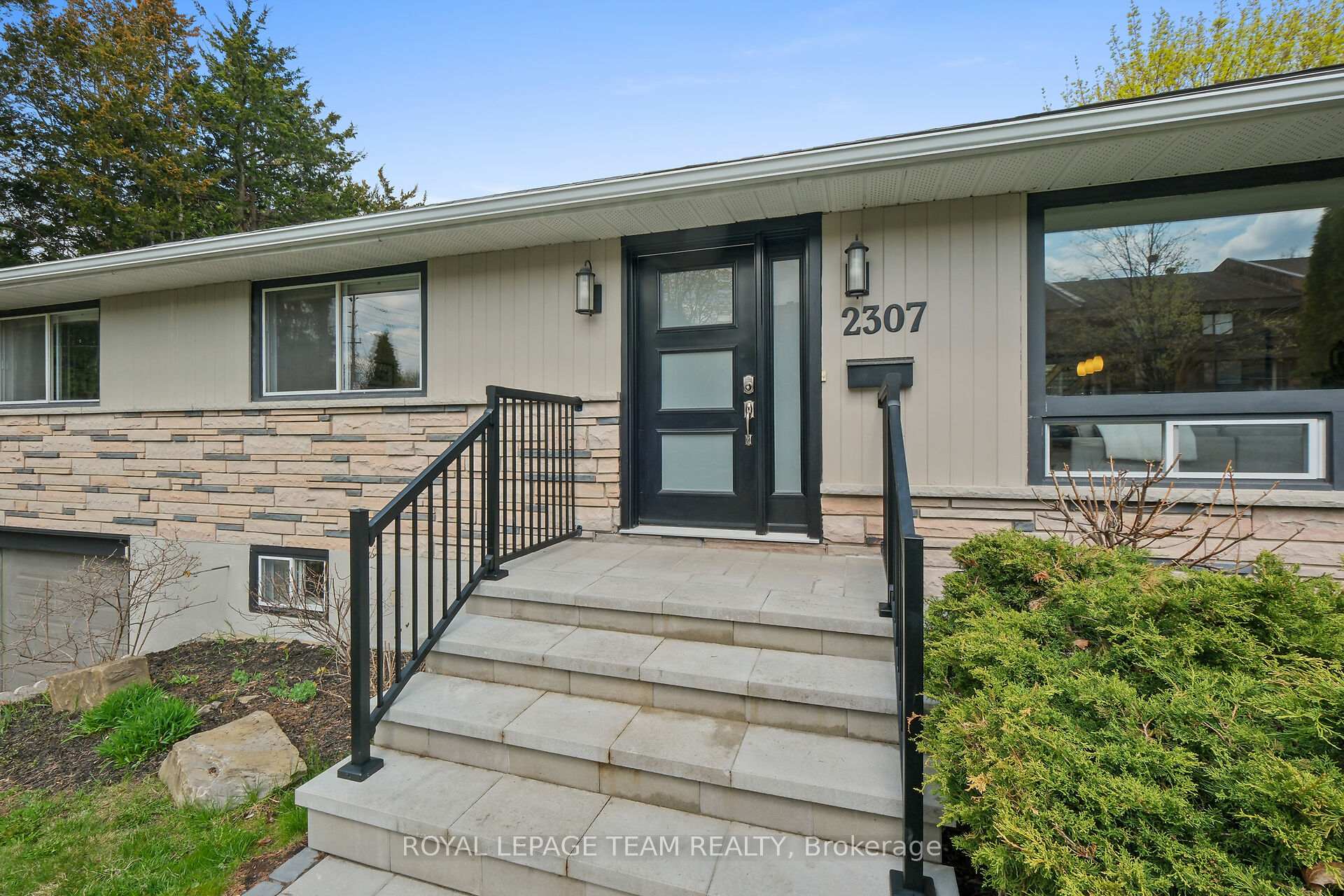 Photo 3 of 2307 Walsh Avenue, Ottawa, Woodroffe — HOMEH
