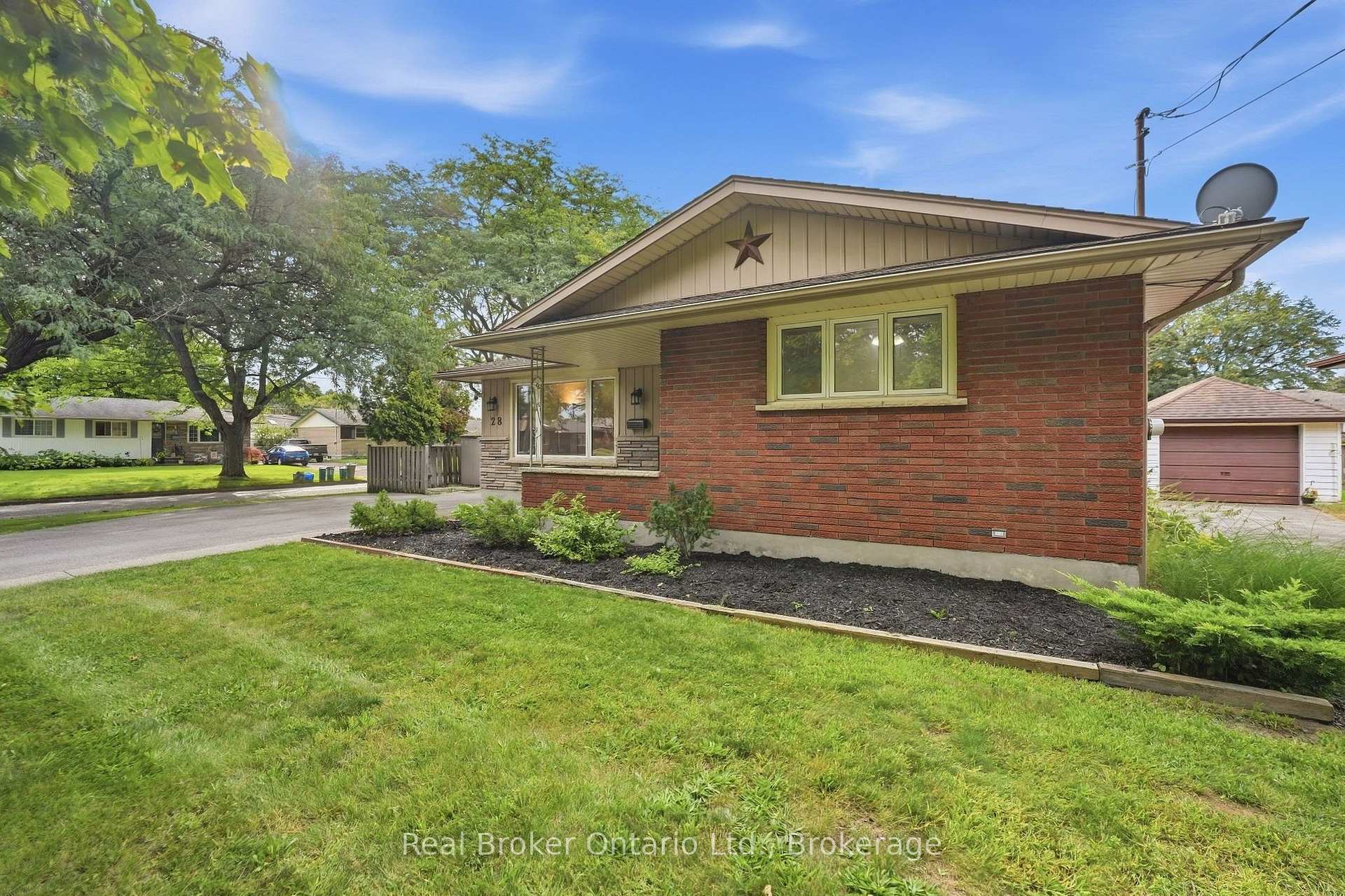 Photo 2 of 28 Brentwood Drive, St. Catharines, Carlton/Bunting — HOMEH