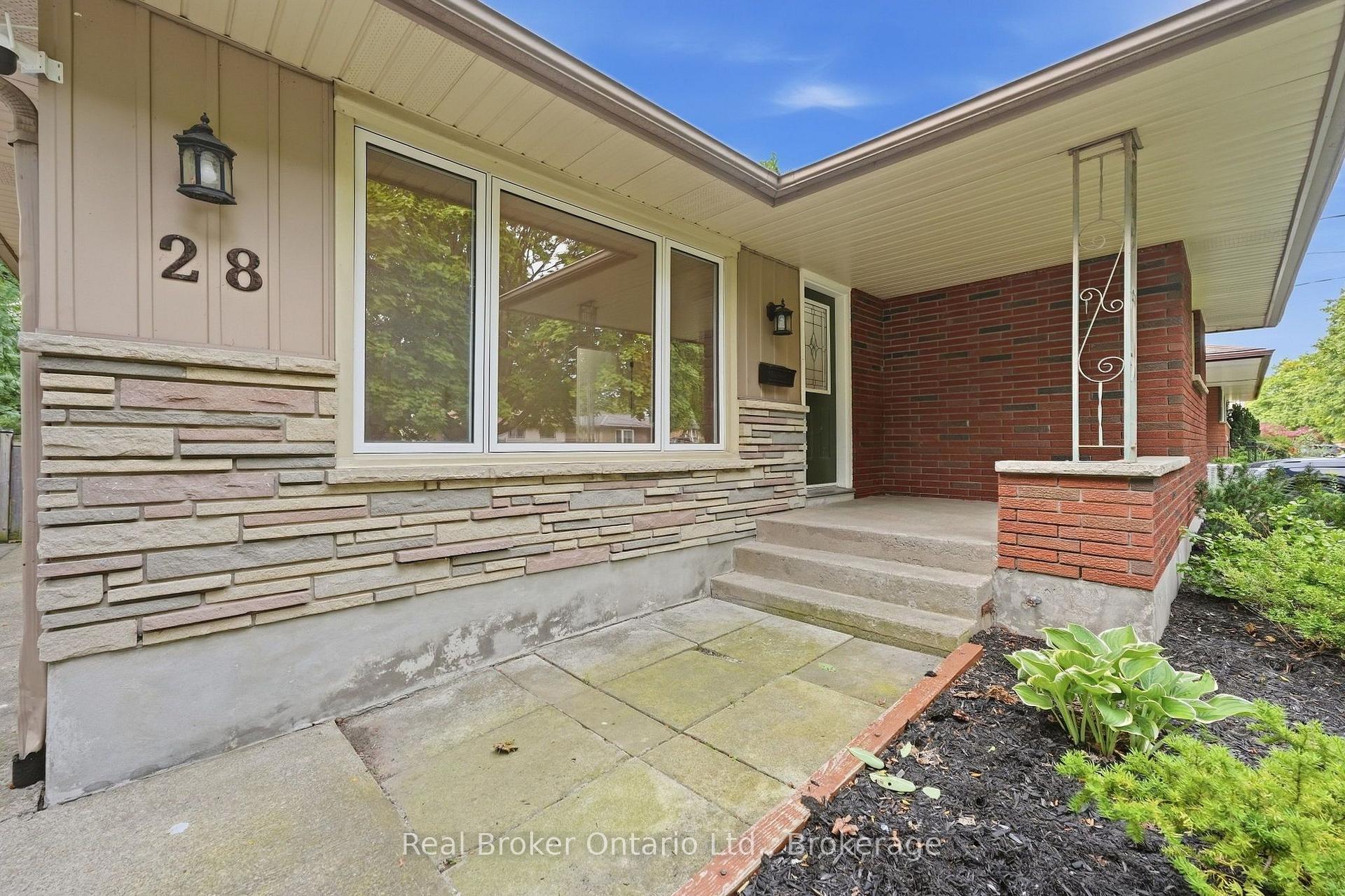 Photo 3 of 28 Brentwood Drive, St. Catharines, Carlton/Bunting — HOMEH