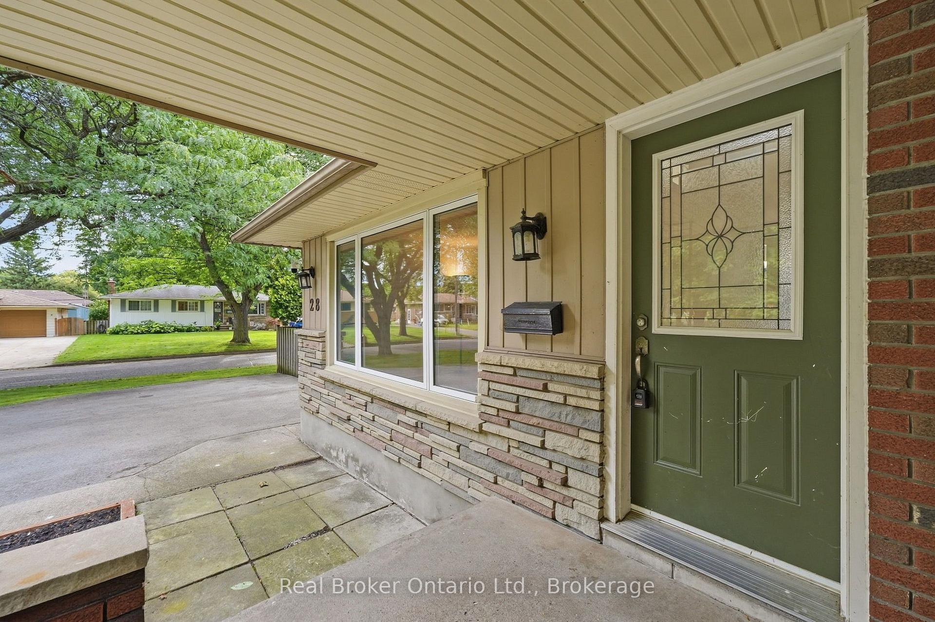 Photo 4 of 28 Brentwood Drive, St. Catharines, Carlton/Bunting — HOMEH