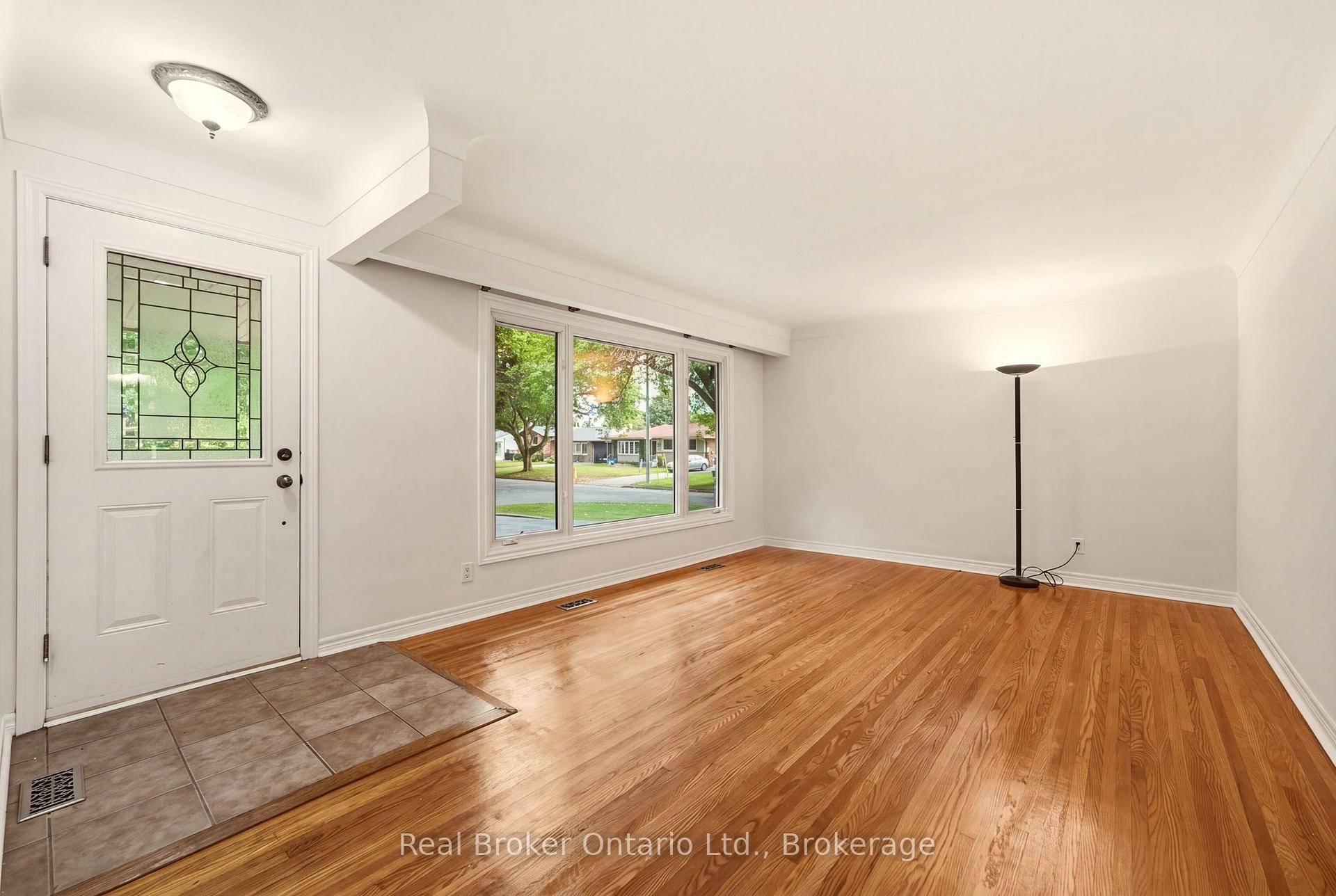 Photo 5 of 28 Brentwood Drive, St. Catharines, Carlton/Bunting — HOMEH