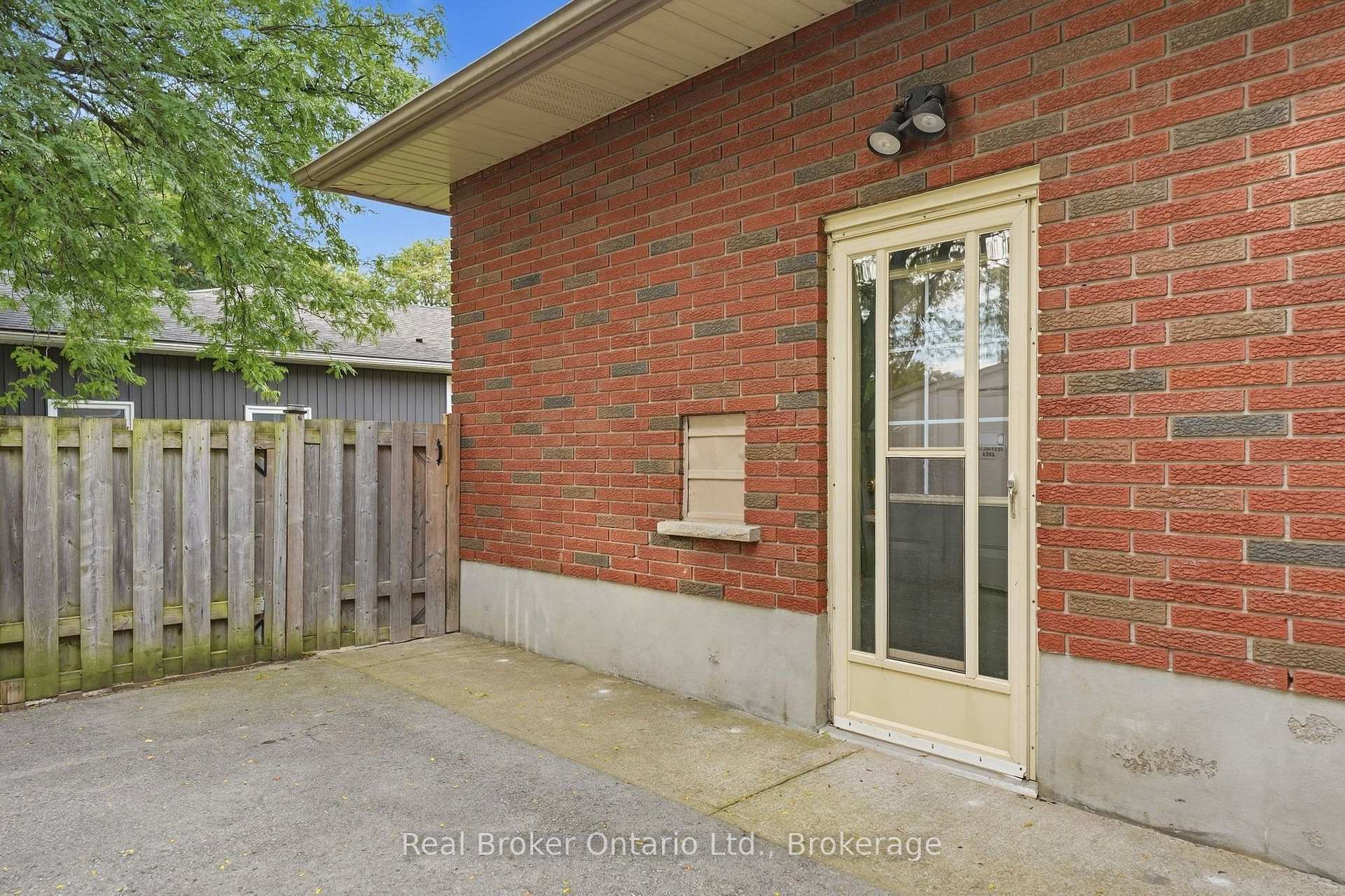 Photo 33 of 28 Brentwood Drive, St. Catharines, Carlton/Bunting — HOMEH